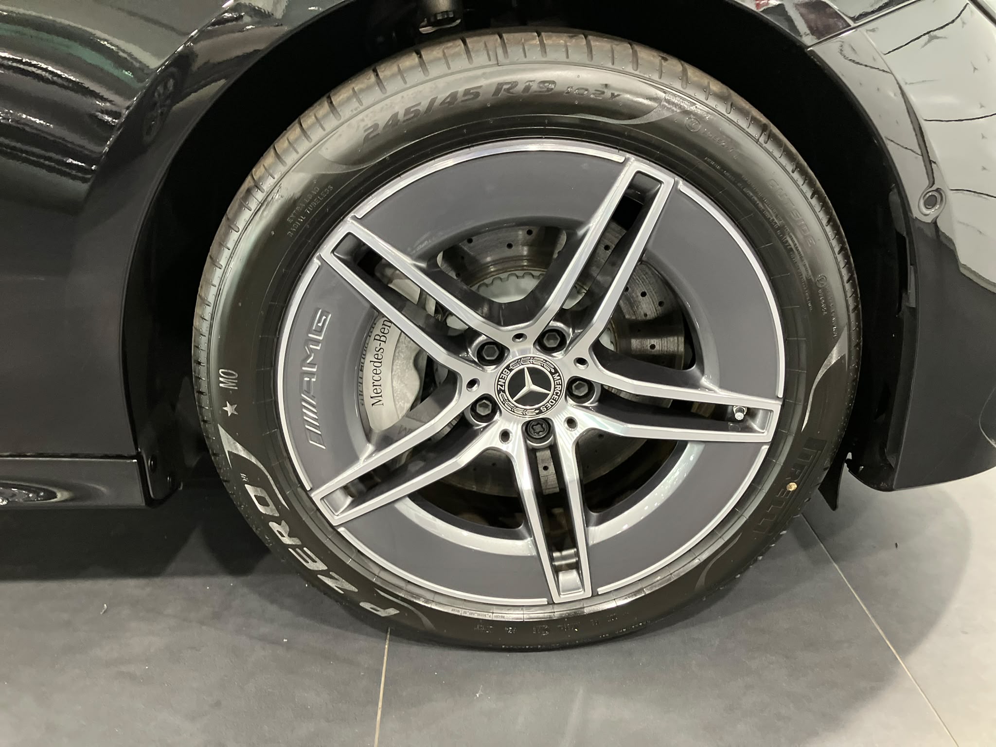 Mercedes-Benz Classe E 300 e Hybrid EQ 9G-Tronic AMG Line — Jante arrière gauche