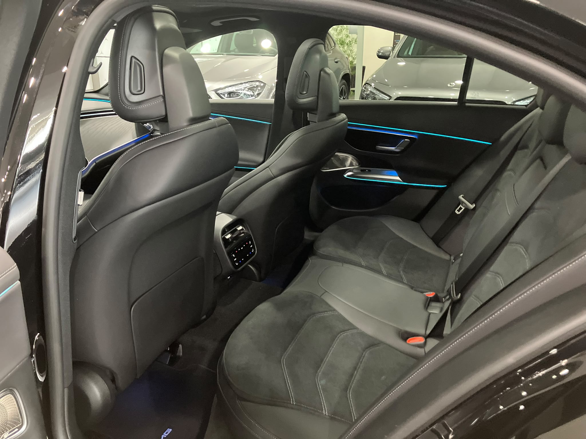 Mercedes-Benz Classe E 300 e Hybrid EQ 9G-Tronic AMG Line — Siège arrière gauche