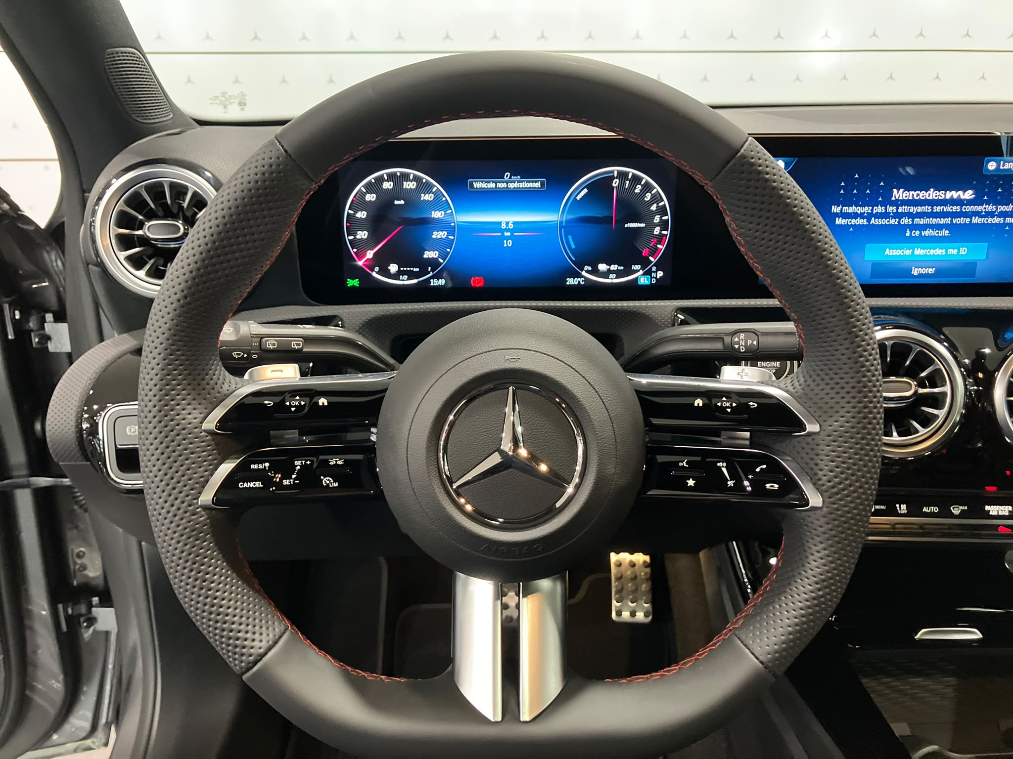 Mercedes-Benz Classe A 250 e Hybrid EQ AMG Line — Poste de pilotage