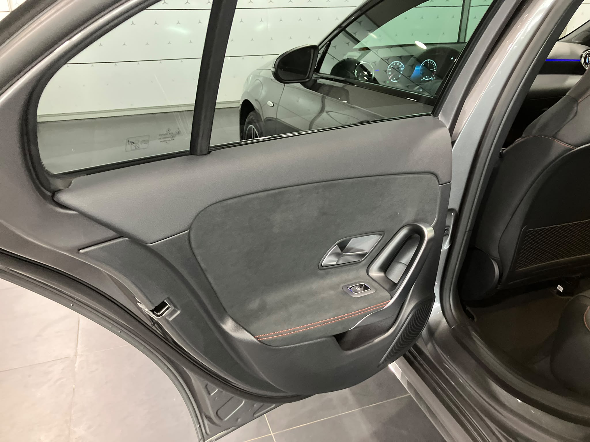 Mercedes-Benz Classe A 250 e Hybrid EQ AMG Line — Panneau de porte arrière gauche
