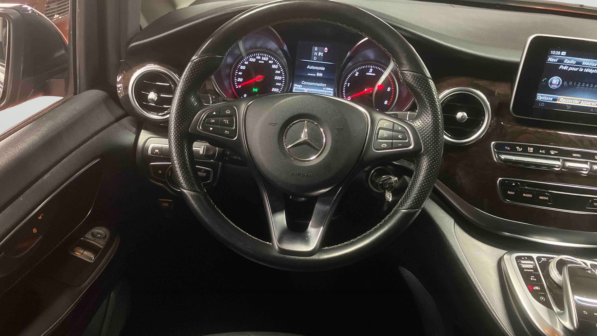 Mercedes-Benz V 220 d AVANTGARDE Long — Poste de pilotage