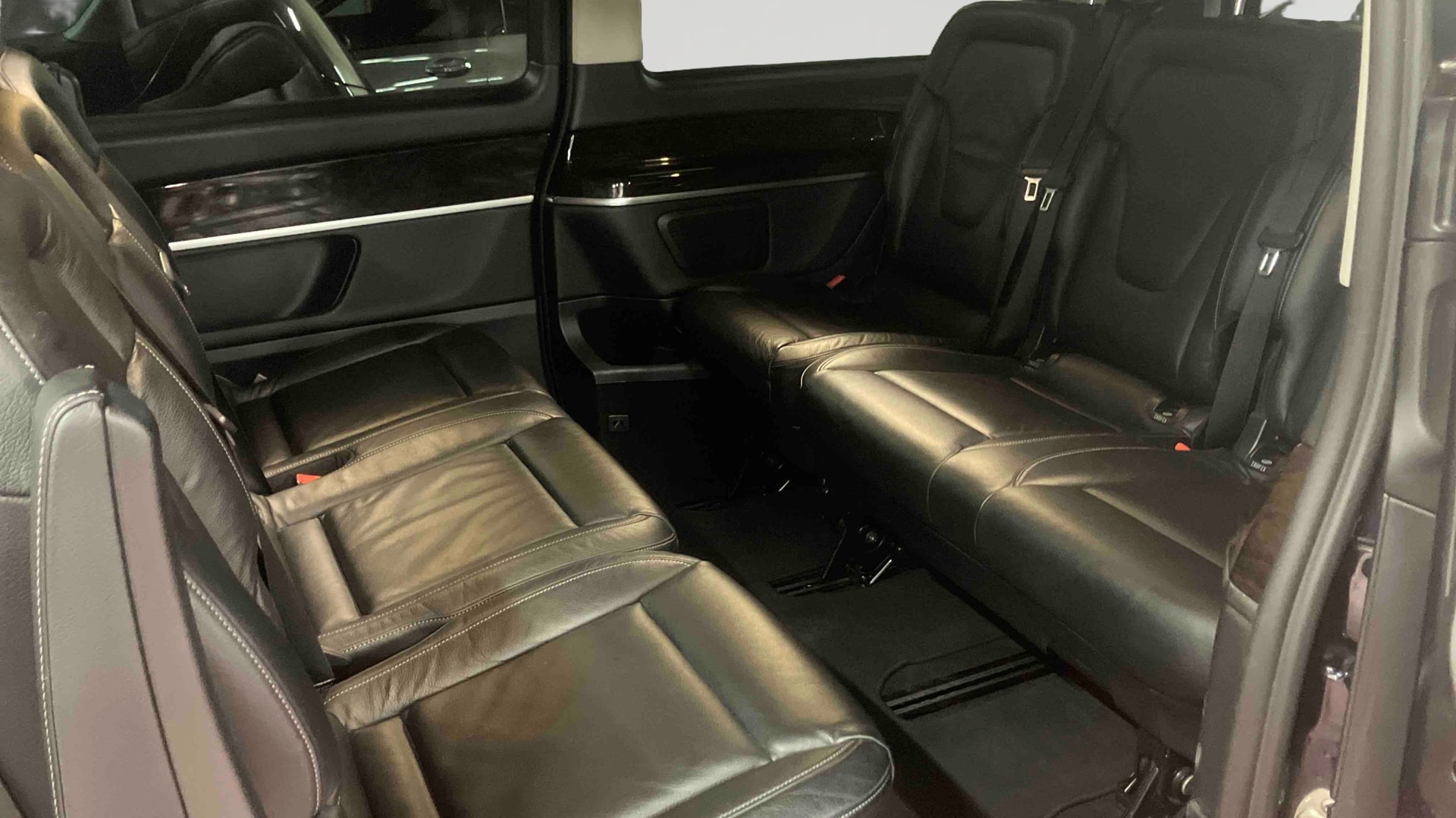 Mercedes-Benz V 220 d AVANTGARDE Long — Siège arrière gauche