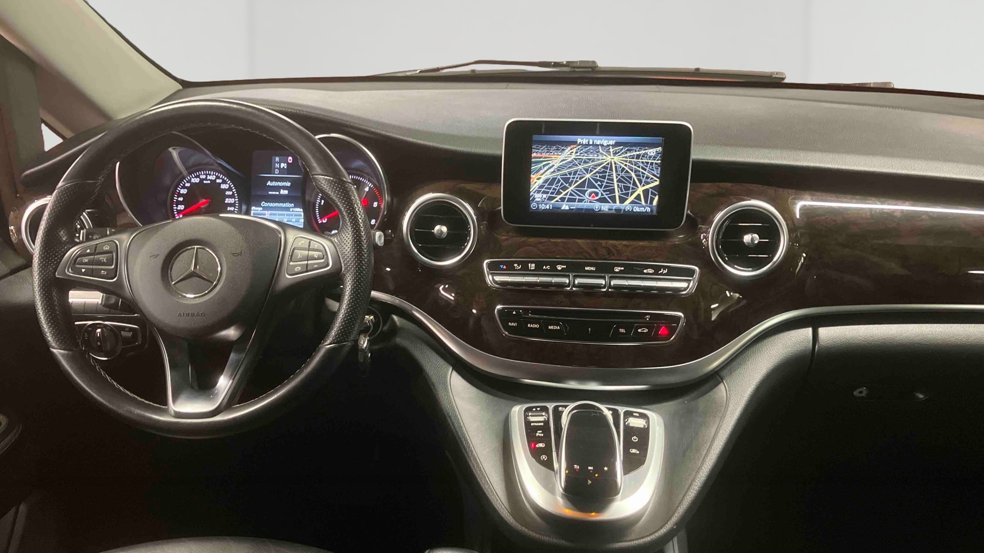 Mercedes-Benz V 220 d AVANTGARDE Long — Planche de bord