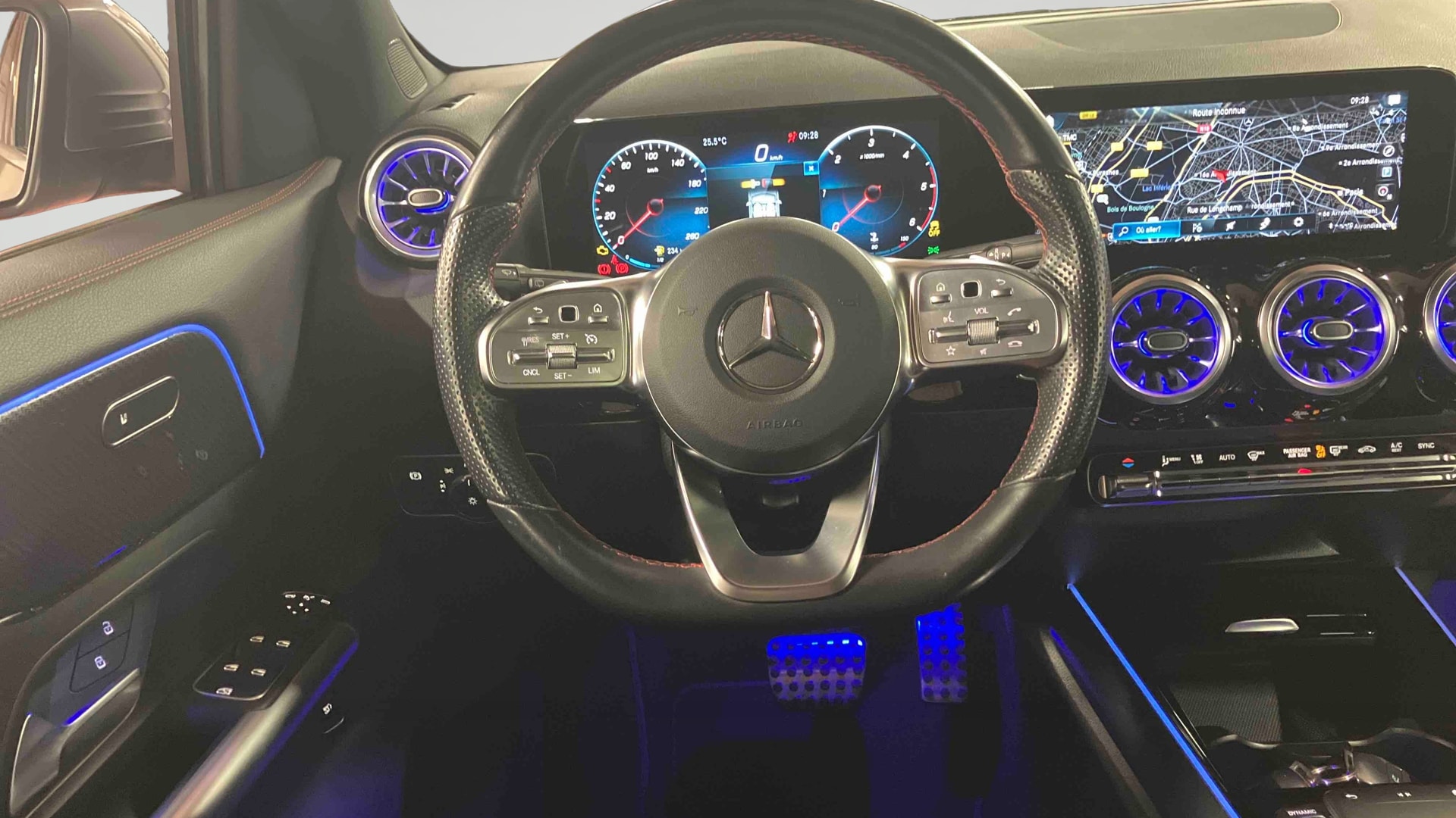 Mercedes-Benz GLA 200 d 8G-DCT AMG Line — Poste de pilotage
