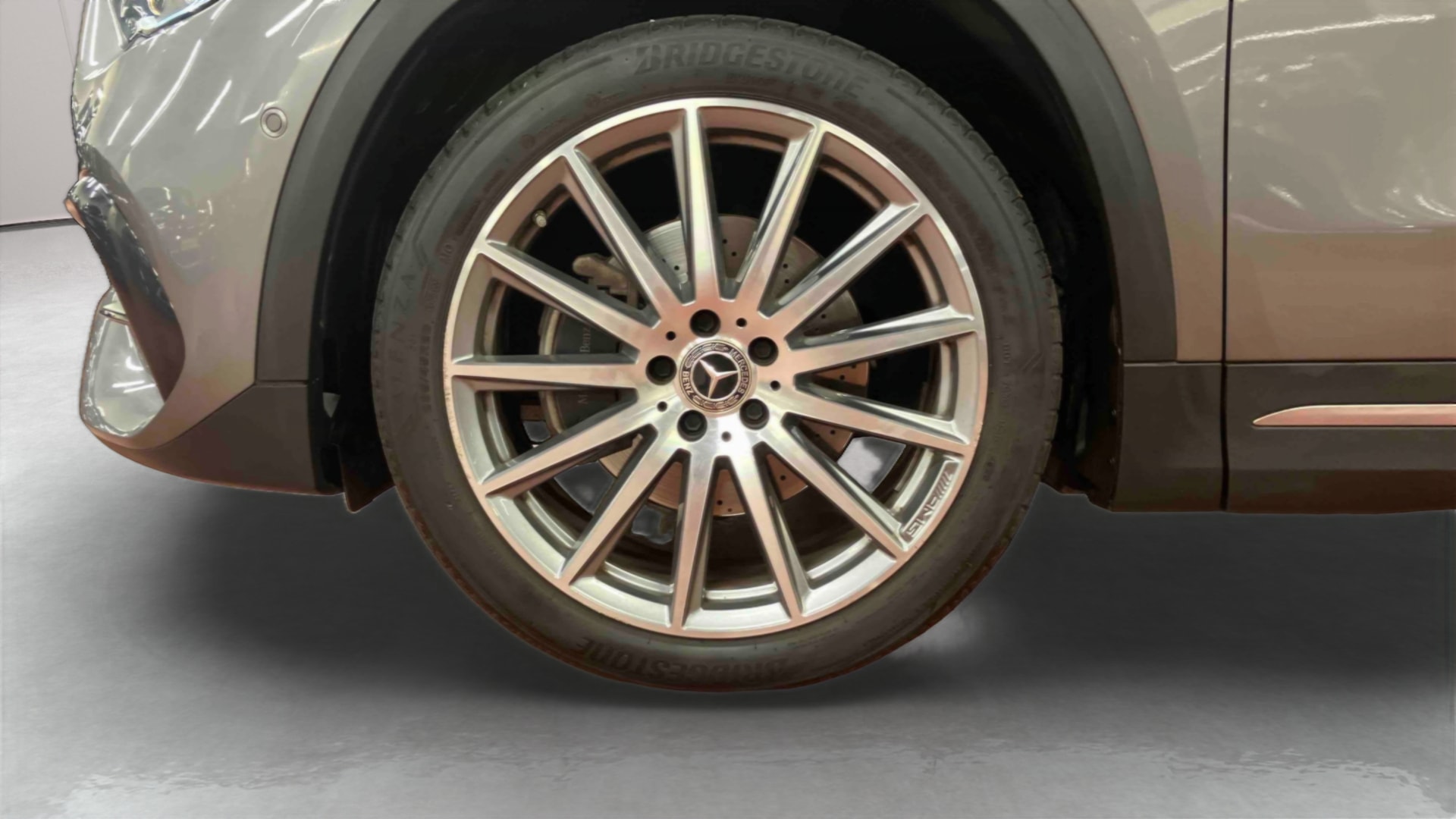 Mercedes-Benz GLA 200 d 8G-DCT AMG Line — Pneu avant gauche