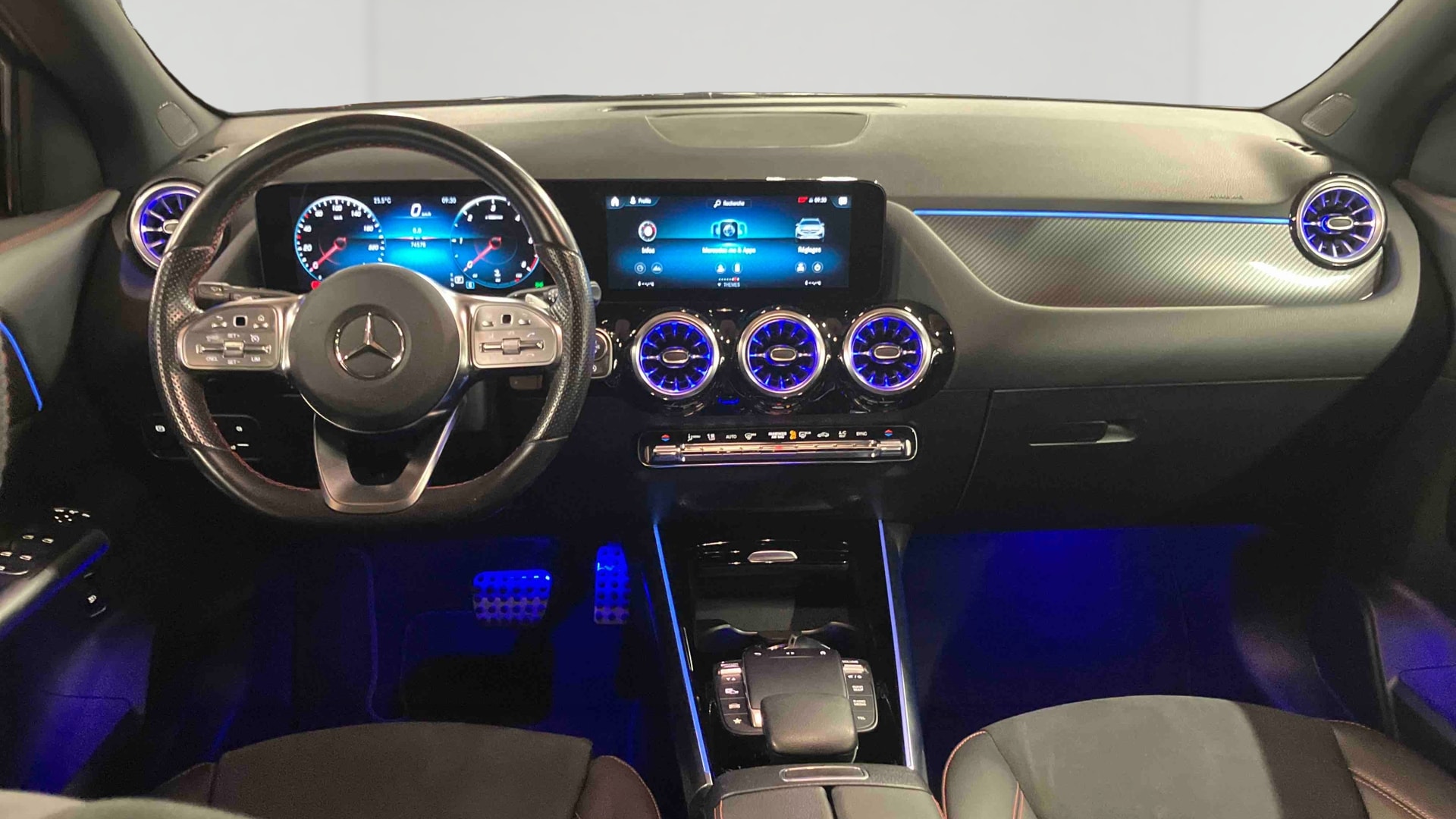 Mercedes-Benz GLA 200 d 8G-DCT AMG Line — Planche de bord
