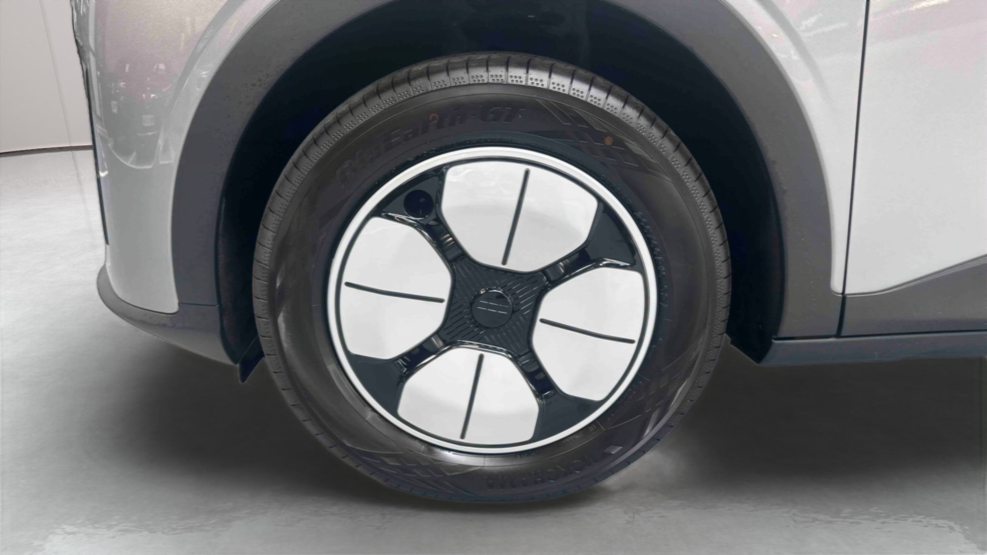 Geely E2 Pro — Pneu avant gauche