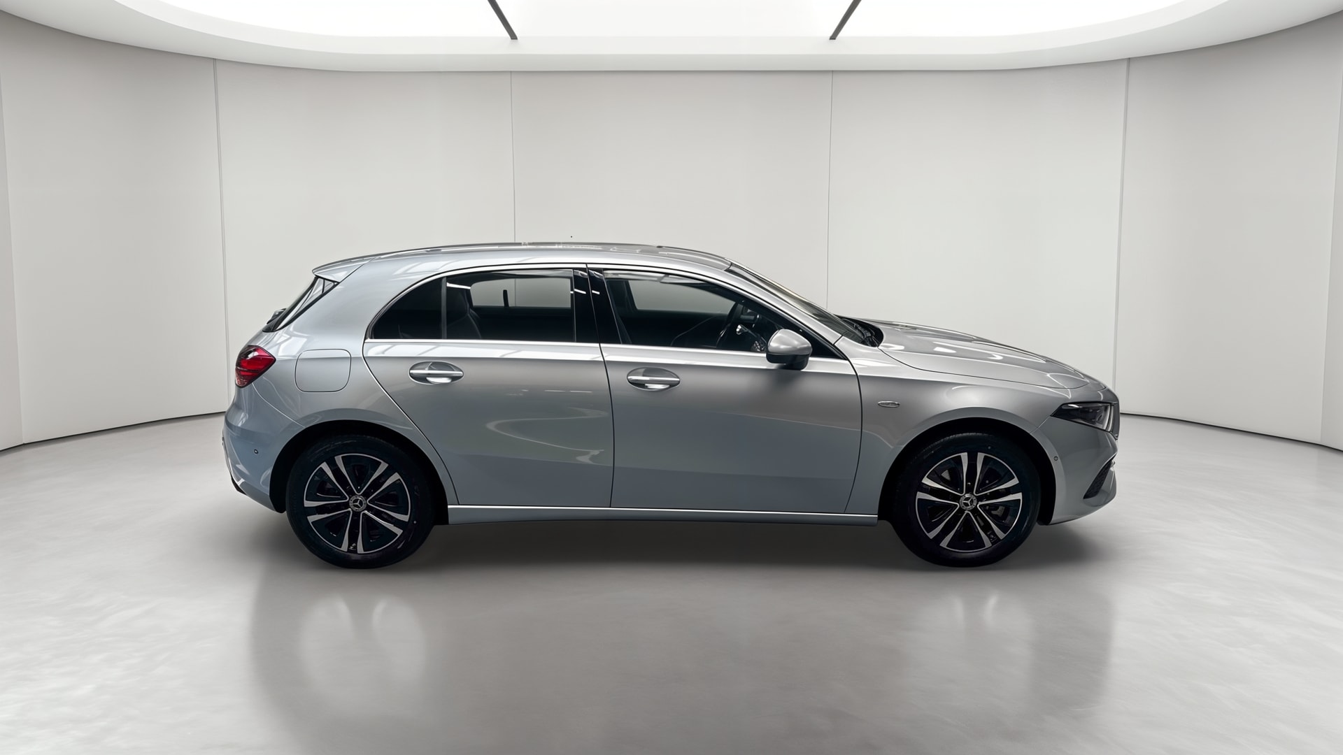 Mercedes-Benz Classe A 250 e Hybrid EQ Business Line — Profil droit