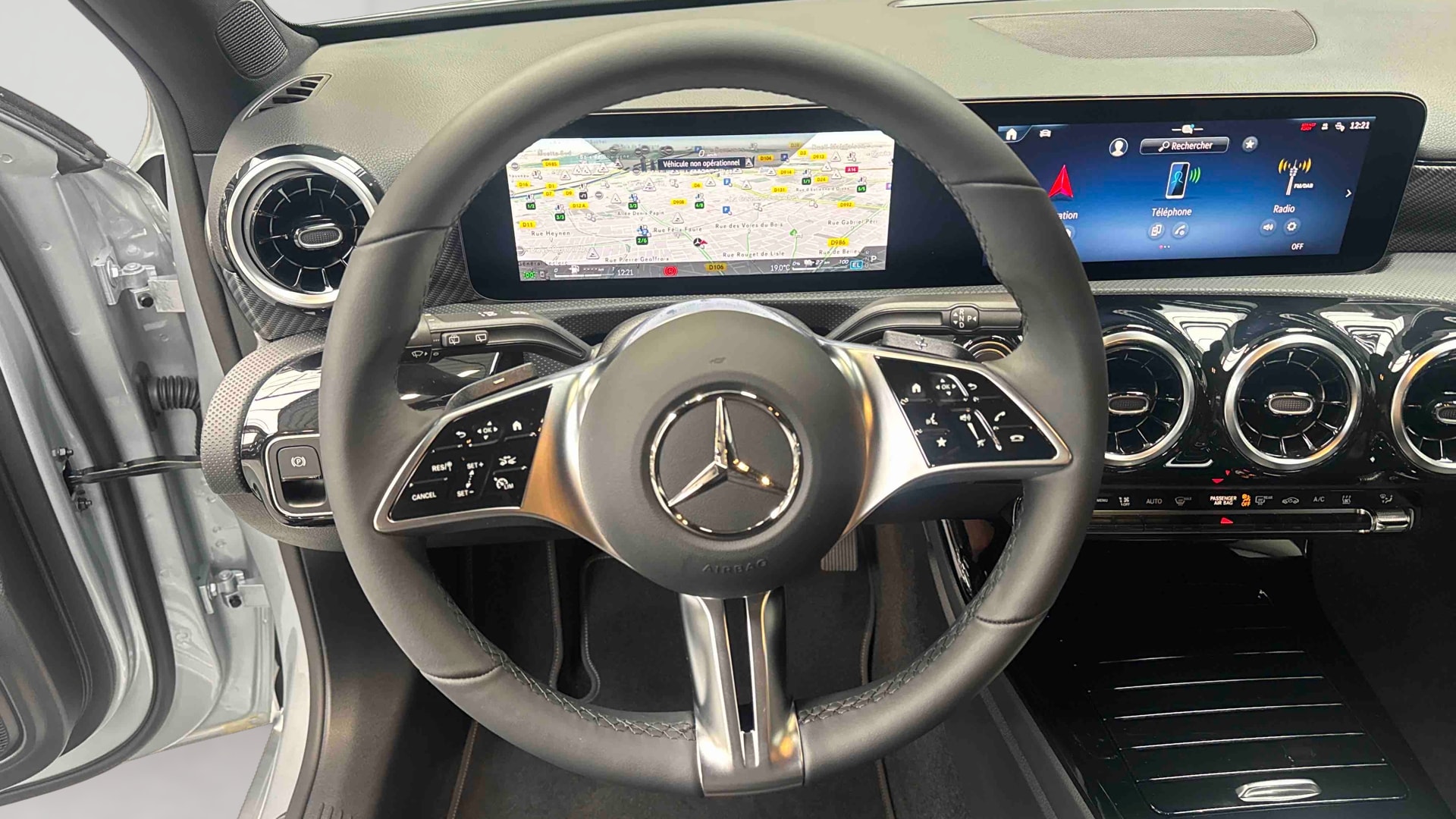Mercedes-Benz Classe A 250 e Hybrid EQ Business Line — Poste de pilotage