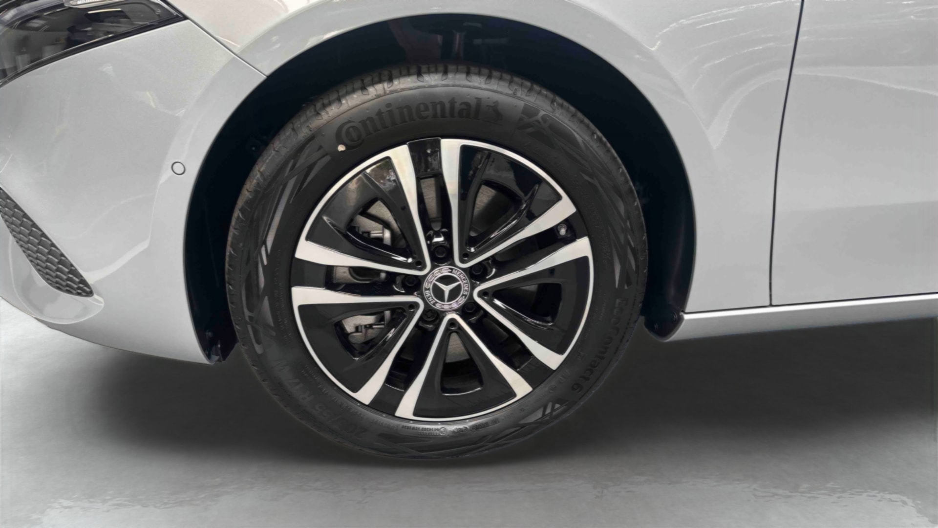 Mercedes-Benz Classe A 250 e Hybrid EQ Business Line — Pneu avant gauche