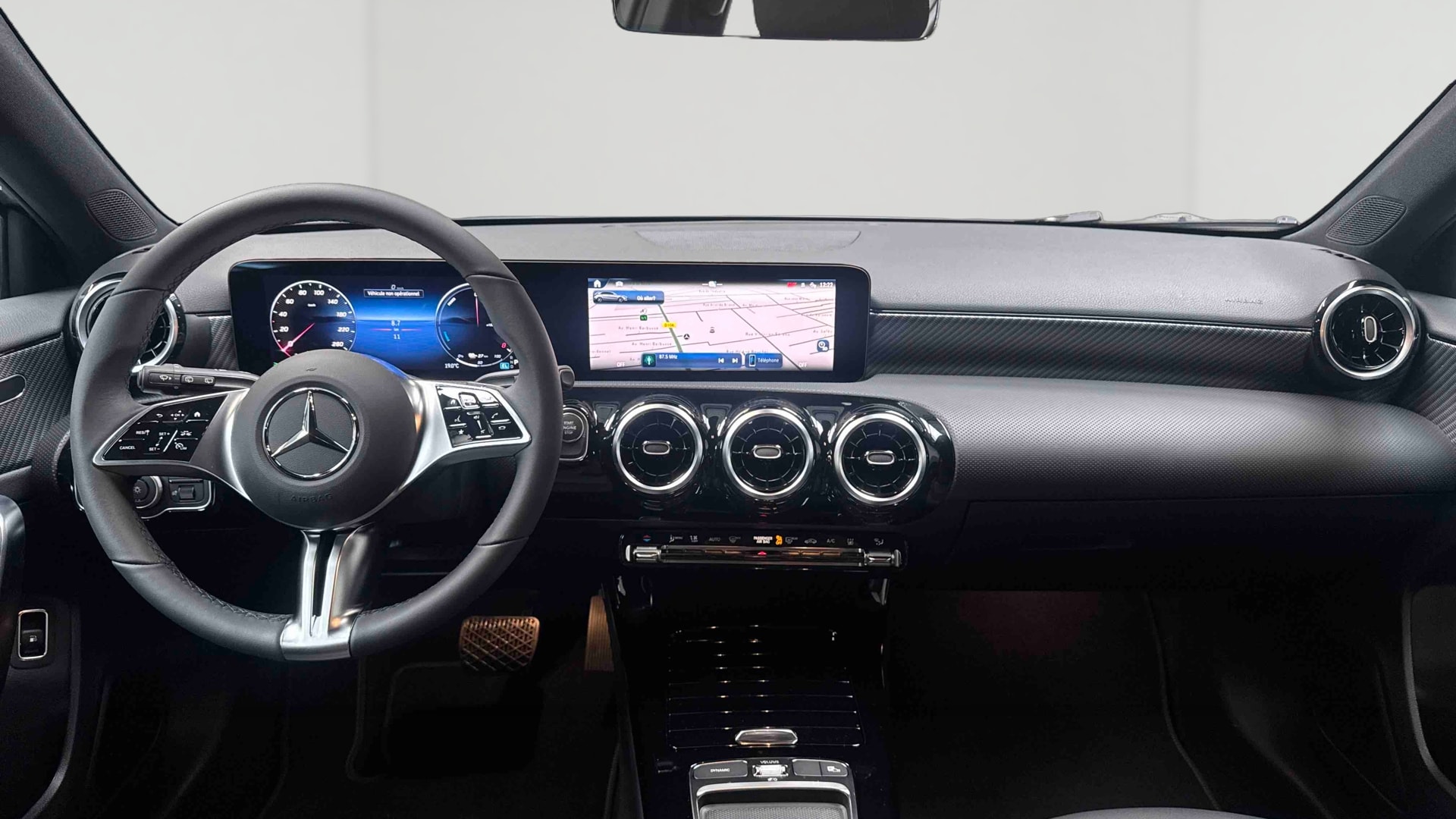 Mercedes-Benz Classe A 250 e Hybrid EQ Business Line — Planche de bord