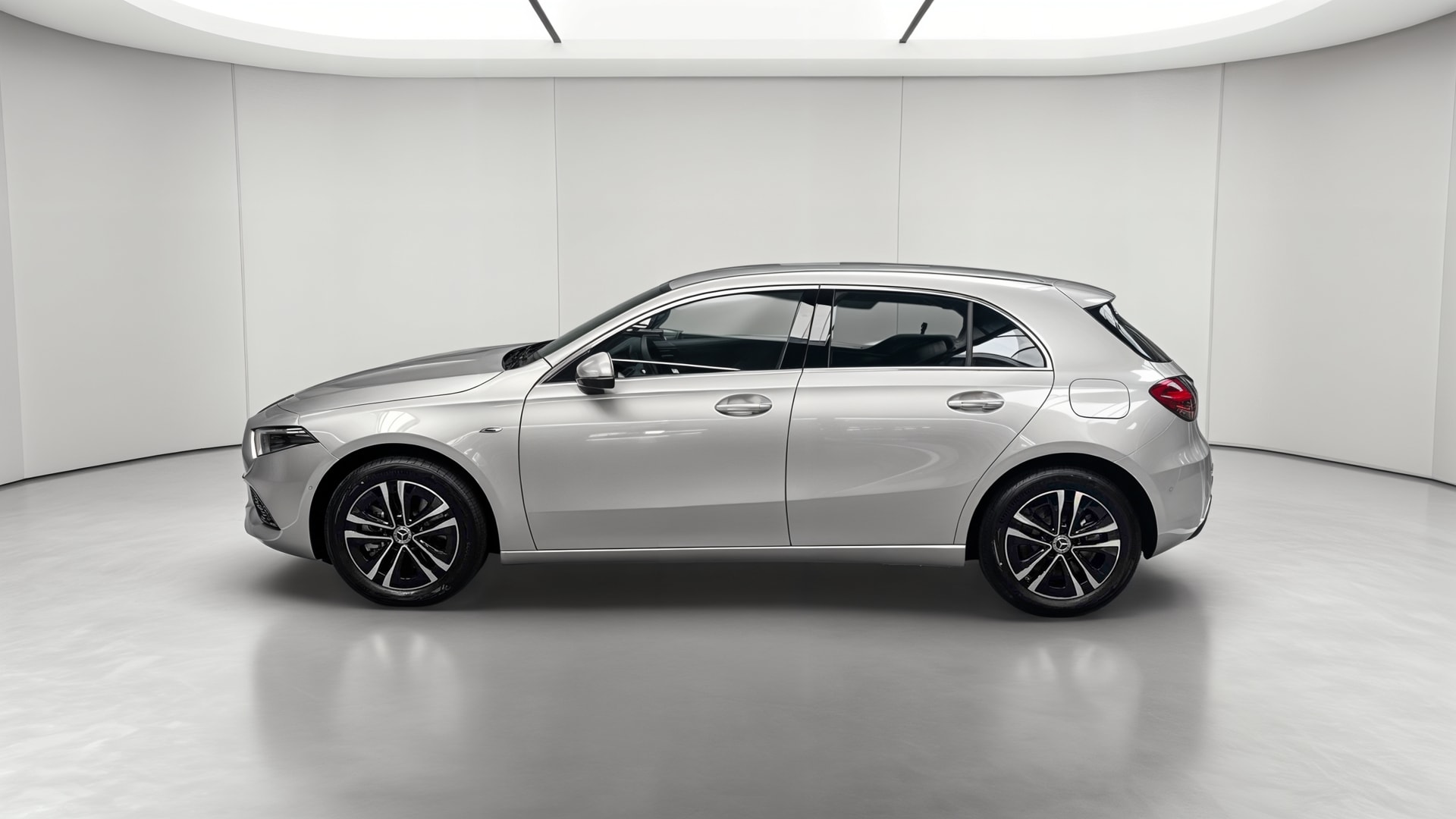 Mercedes-Benz Classe A 250 e Hybrid EQ Business Line — Profil gauche