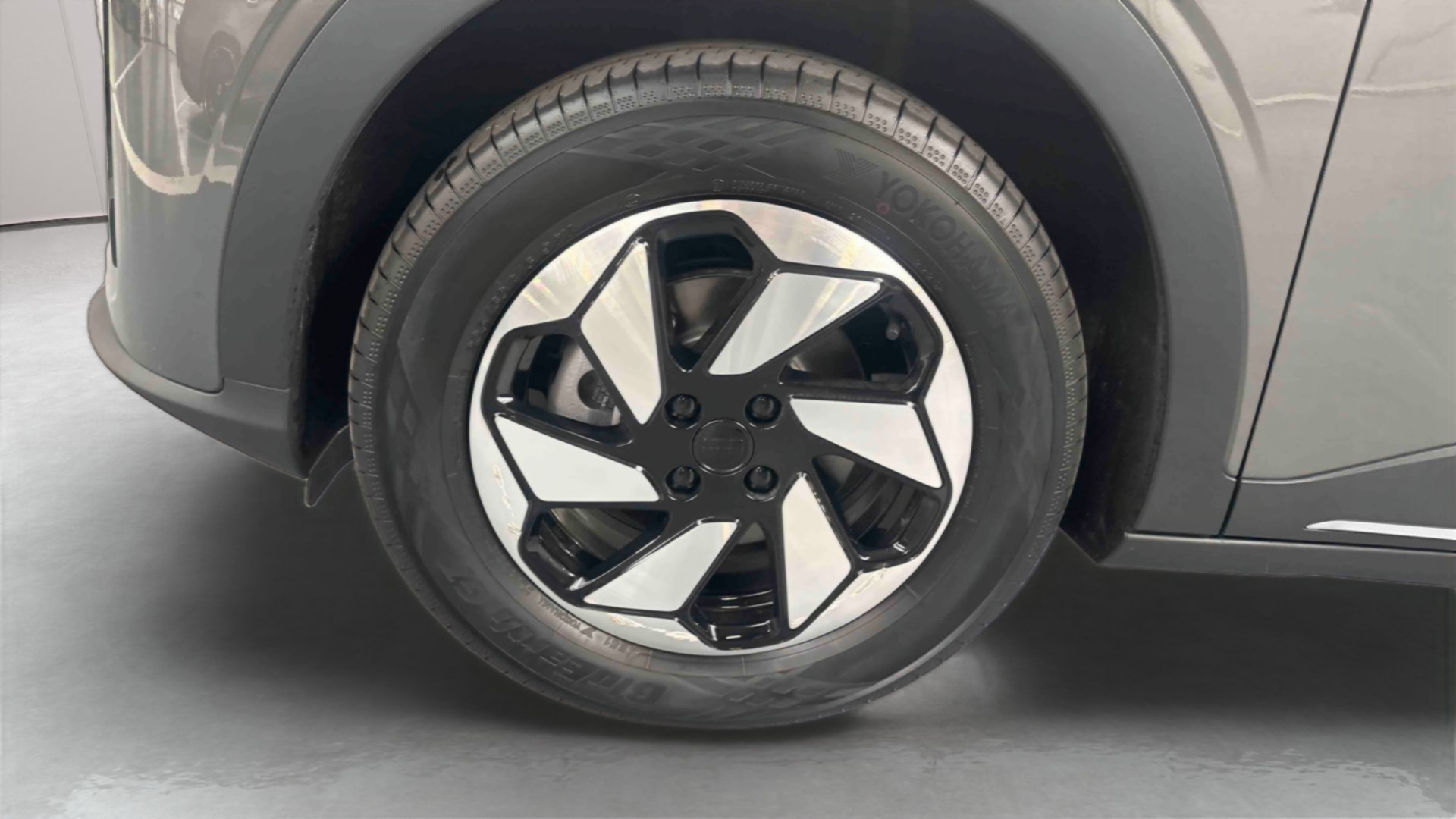 Geely E2 Max+ — Pneu avant gauche