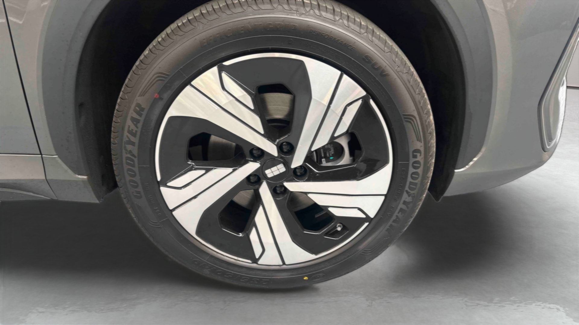 GEELY E5 Max+ — Pneu avant gauche