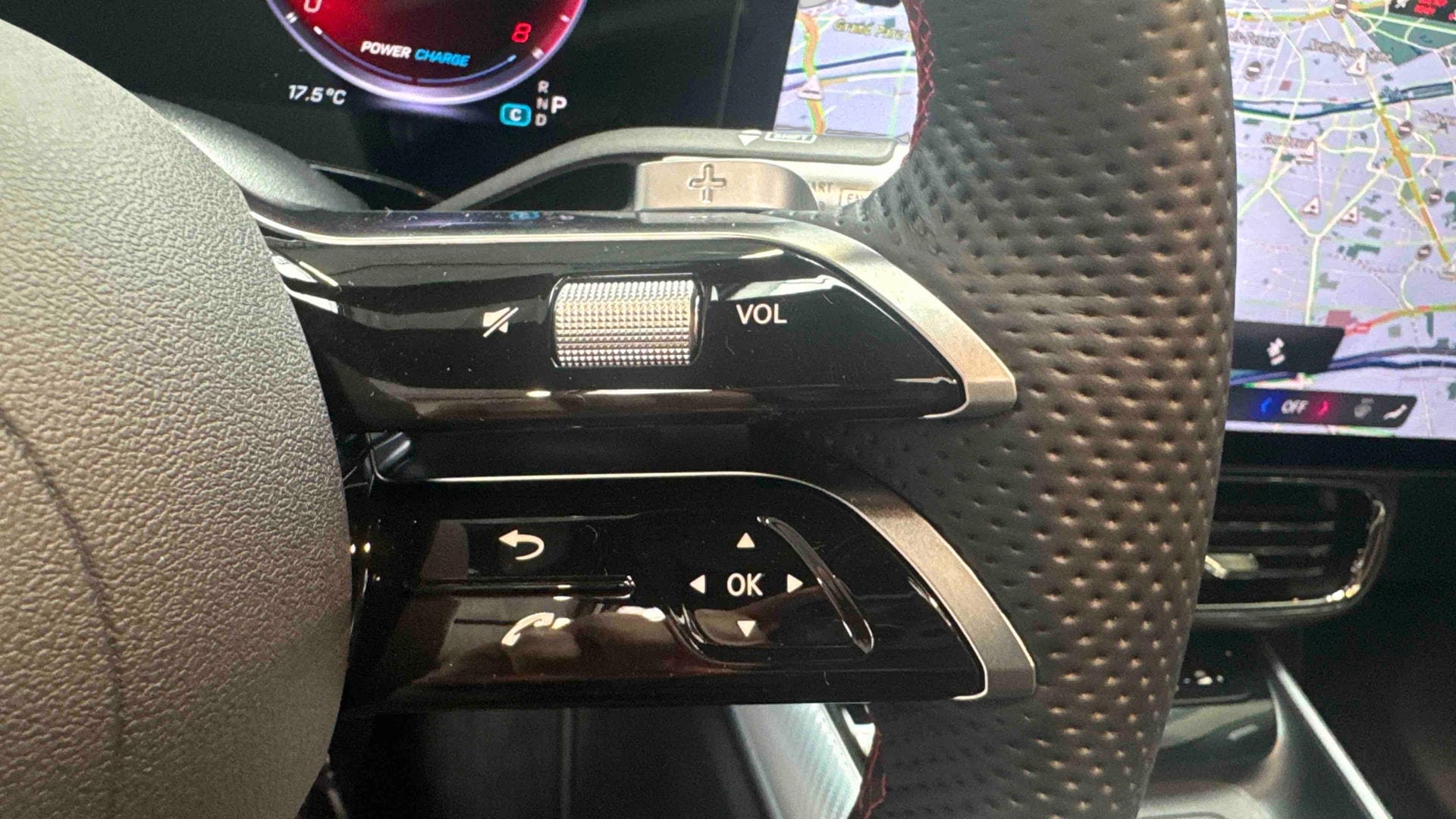 Mercedes-Benz GLB 200 AMG Line — photo 16