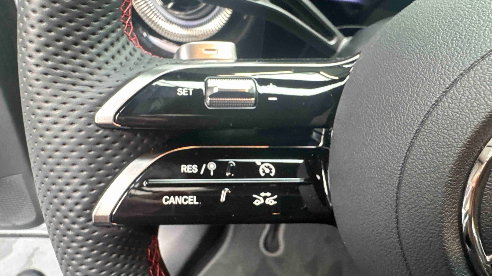 Mercedes-Benz GLB 200 AMG Line — photo 17