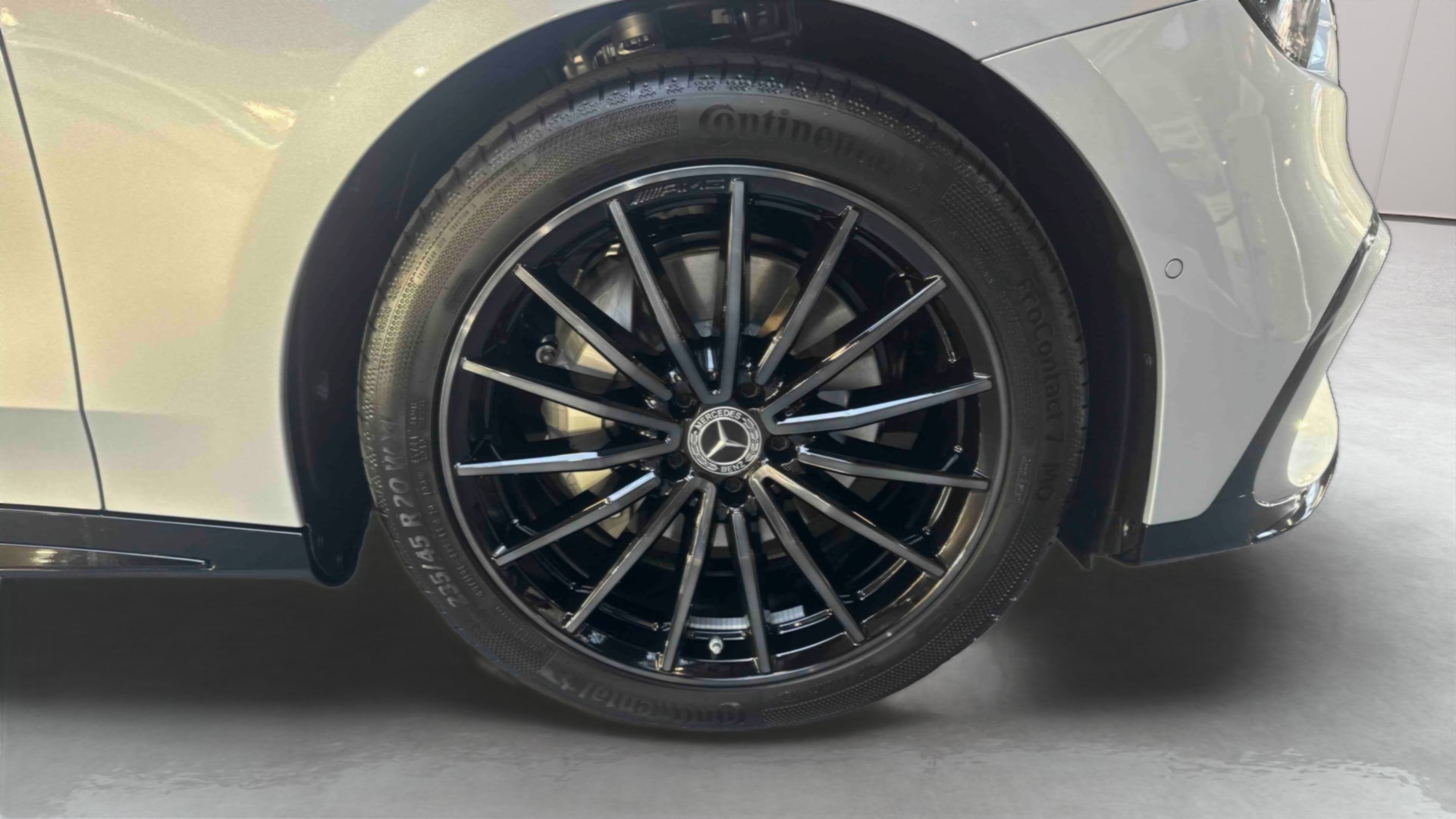 Mercedes-Benz Classe C 400 Electrique 4M AMG Line — Pneu avant gauche