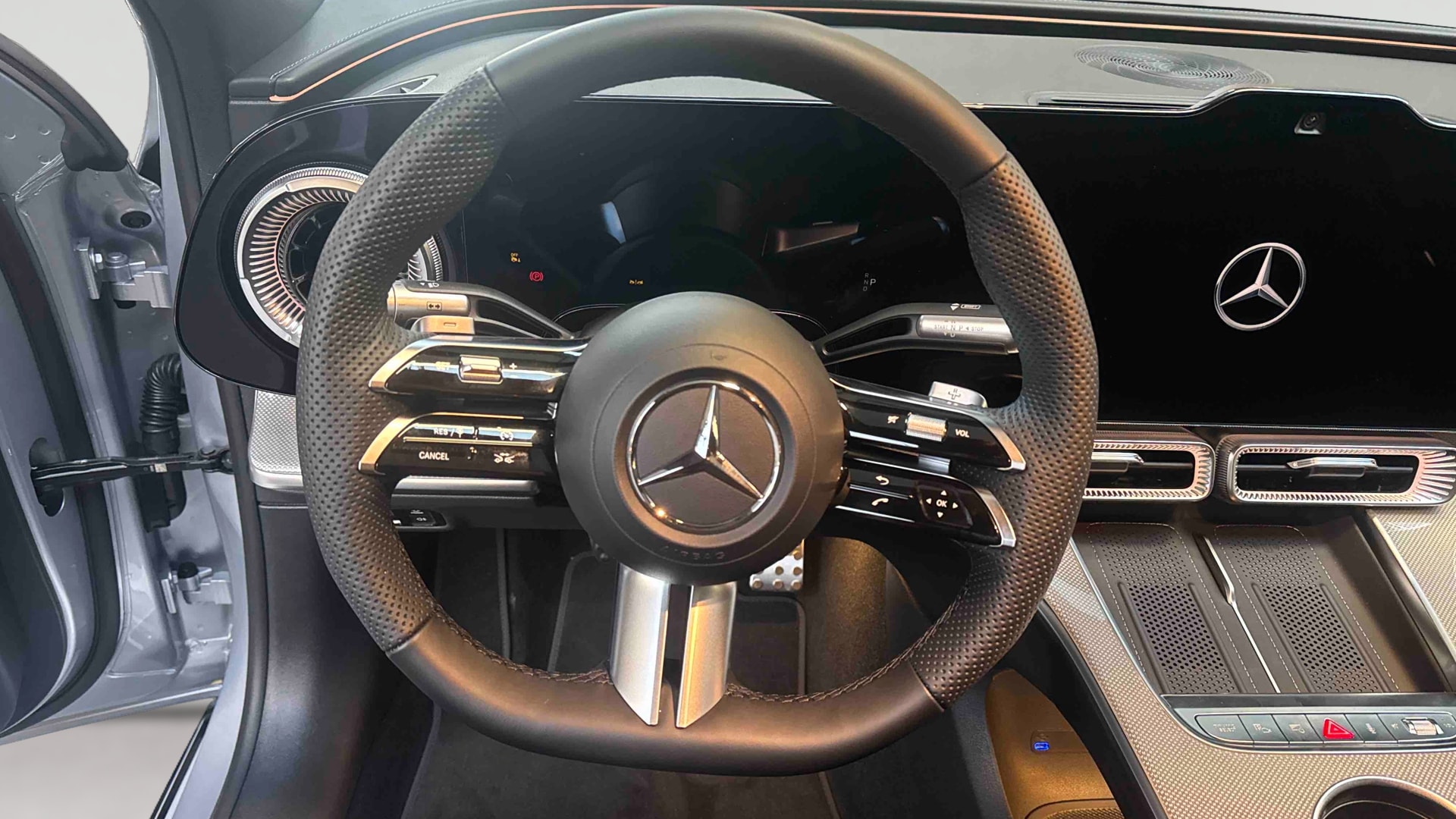 Mercedes-Benz Classe C 400 Electrique 4M AMG Line — Poste de pilotage