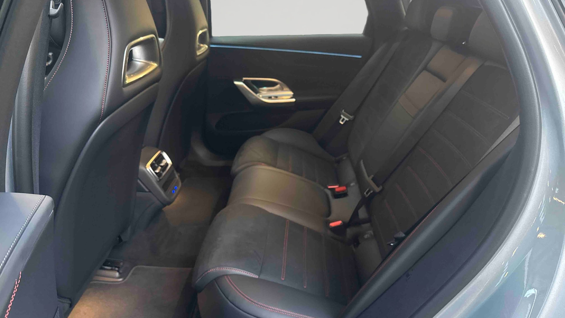 Mercedes-Benz Classe C 400 Electrique 4M AMG Line — Siège arrière gauche