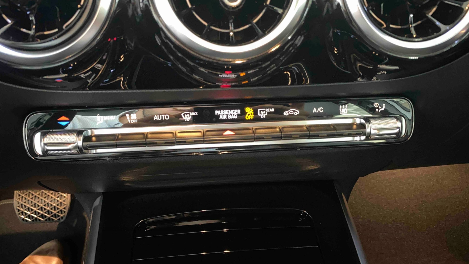 Mercedes-Benz GLA 250 e Hybrid EQ 8G-DCT Business Line — Panneau de porte avant gauche