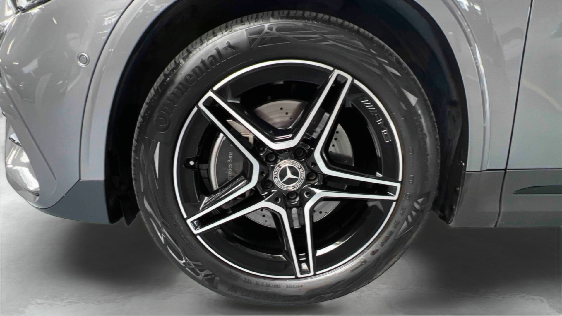 Mercedes-Benz GLA 200 d 8G-DCT AMG Line — Pneu avant gauche