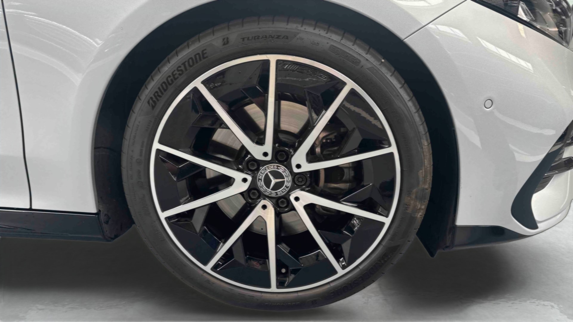 Mercedes-Benz CLA 200 8F-eDCT AMG Line — Pneu avant gauche