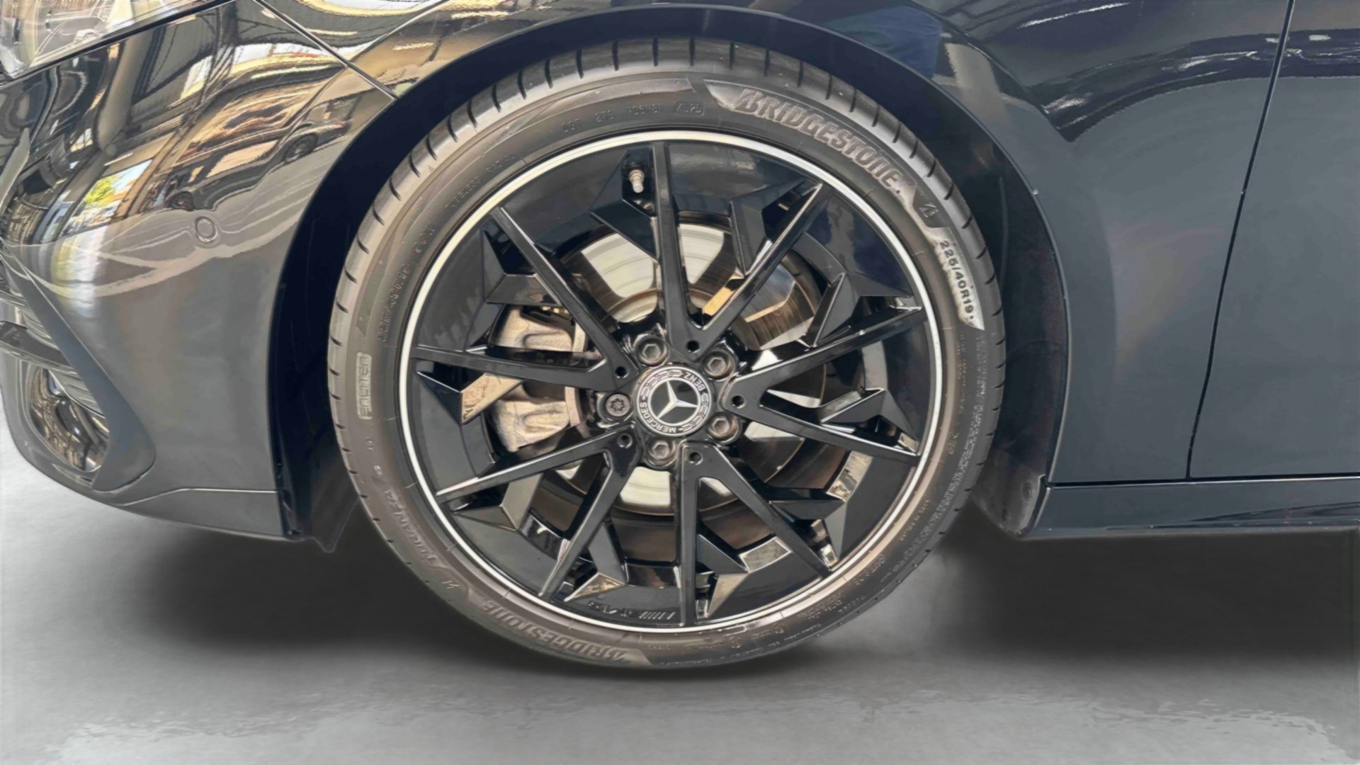 Mercedes-Benz CLA 220 8F-eDCT AMG Line — Pneu avant gauche