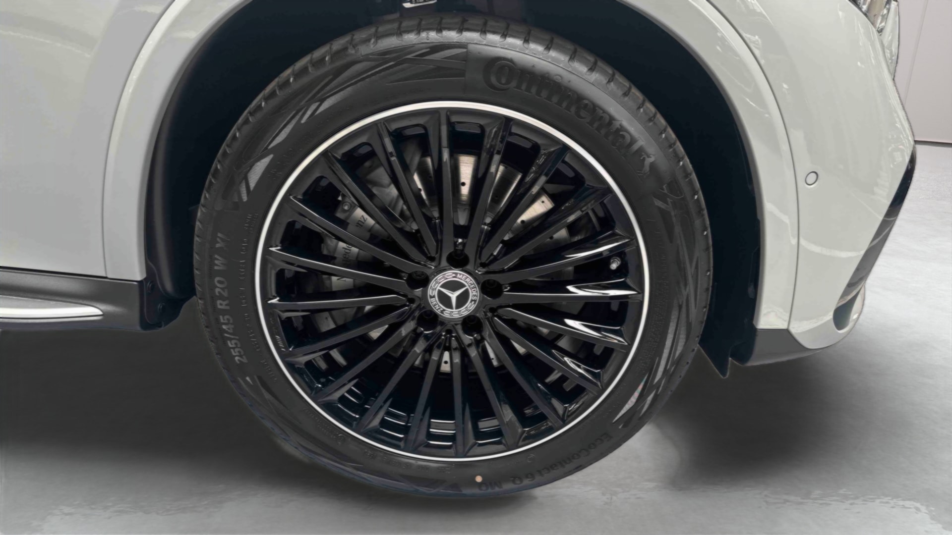 Mercedes-Benz GLC 220 d 4Matic AMG Line — Pneu avant gauche