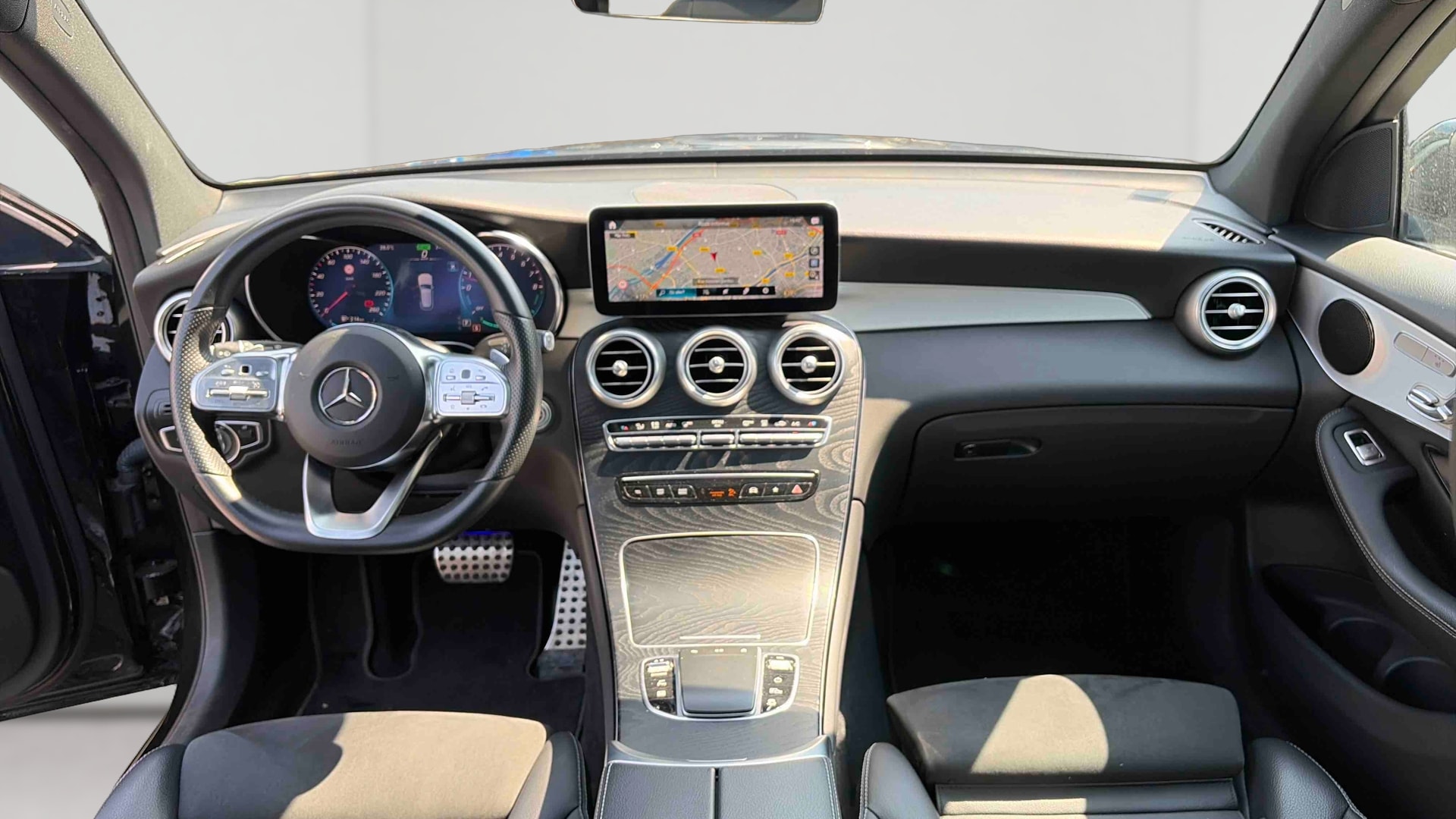 Mercedes-Benz GLC 300 e 9G-Tronic 4Matic AMG Line — Planche de bord