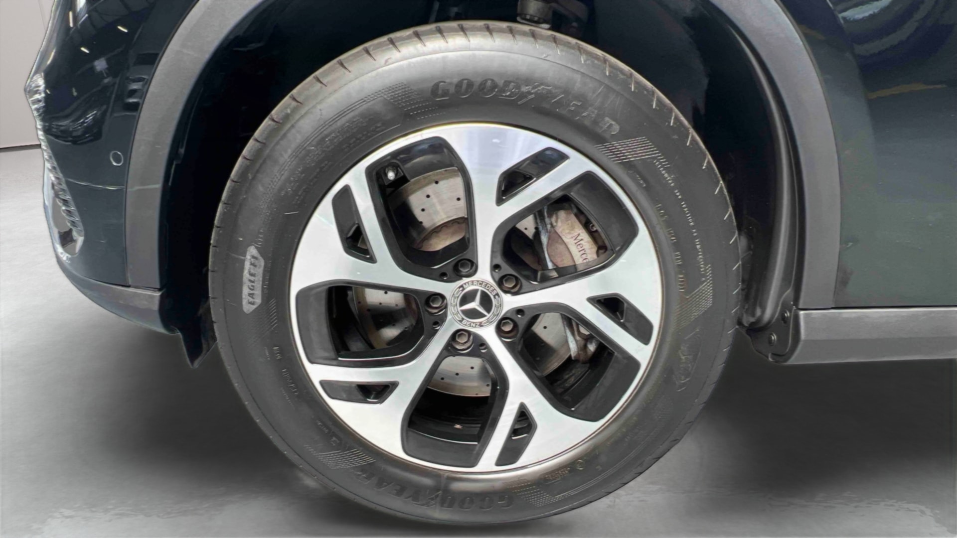 Mercedes-Benz GLC 300 e 9G-Tronic 4Matic Avantgarde Line — Pneu avant gauche