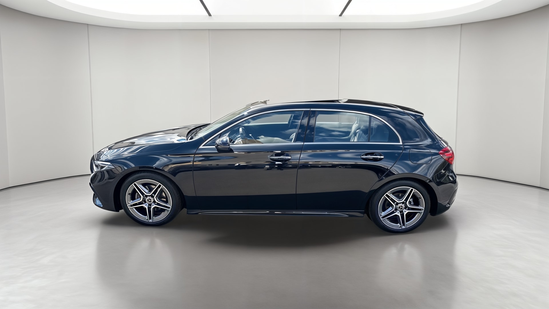 Mercedes-Benz Classe A 180 AMG Line — Profil gauche