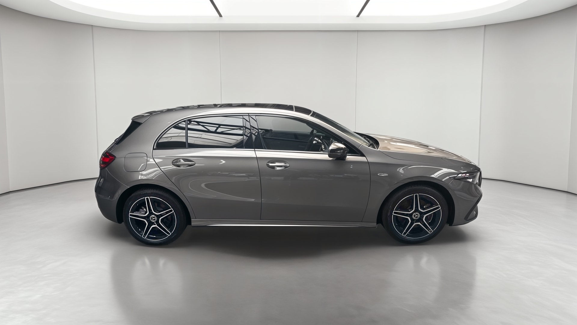 Mercedes-Benz Classe A 250 e Hybrid EQ AMG Line — Profil droit