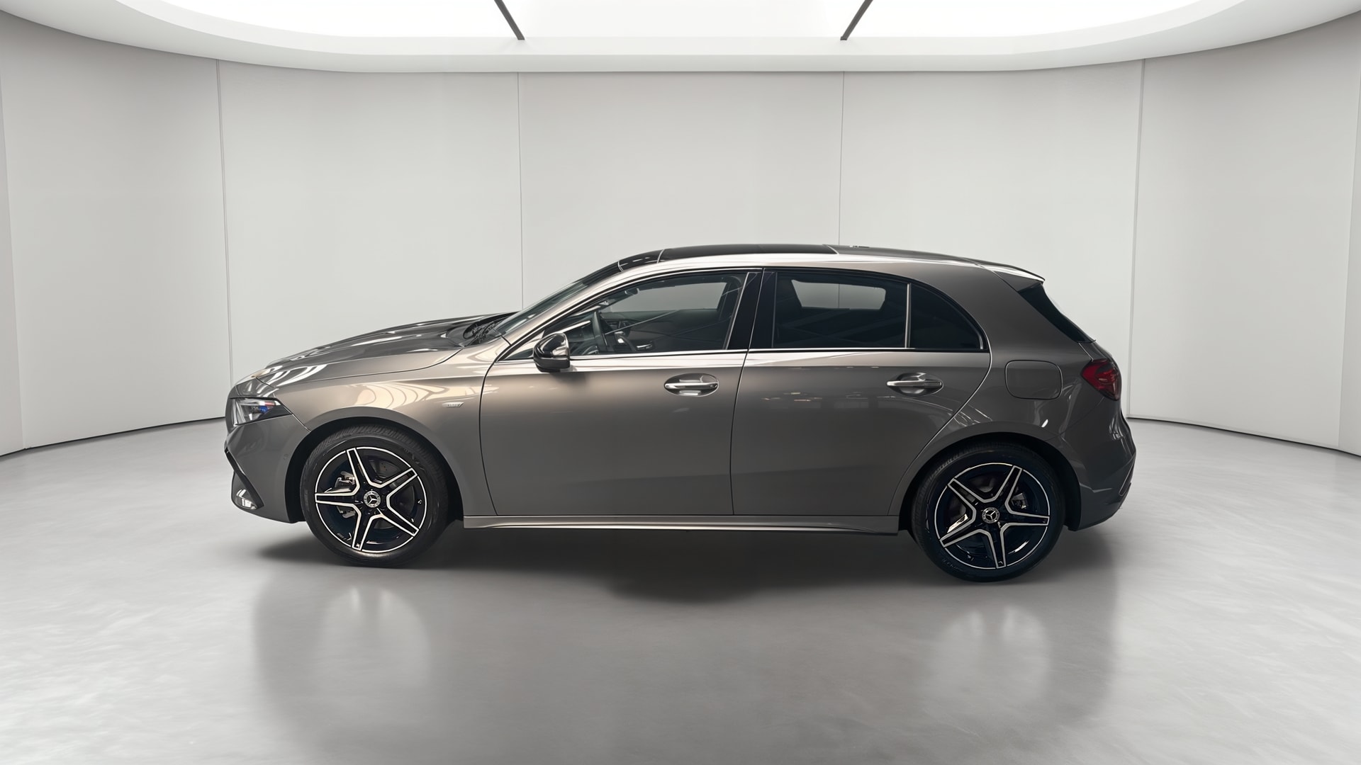 Mercedes-Benz Classe A 250 e Hybrid EQ AMG Line — Profil gauche