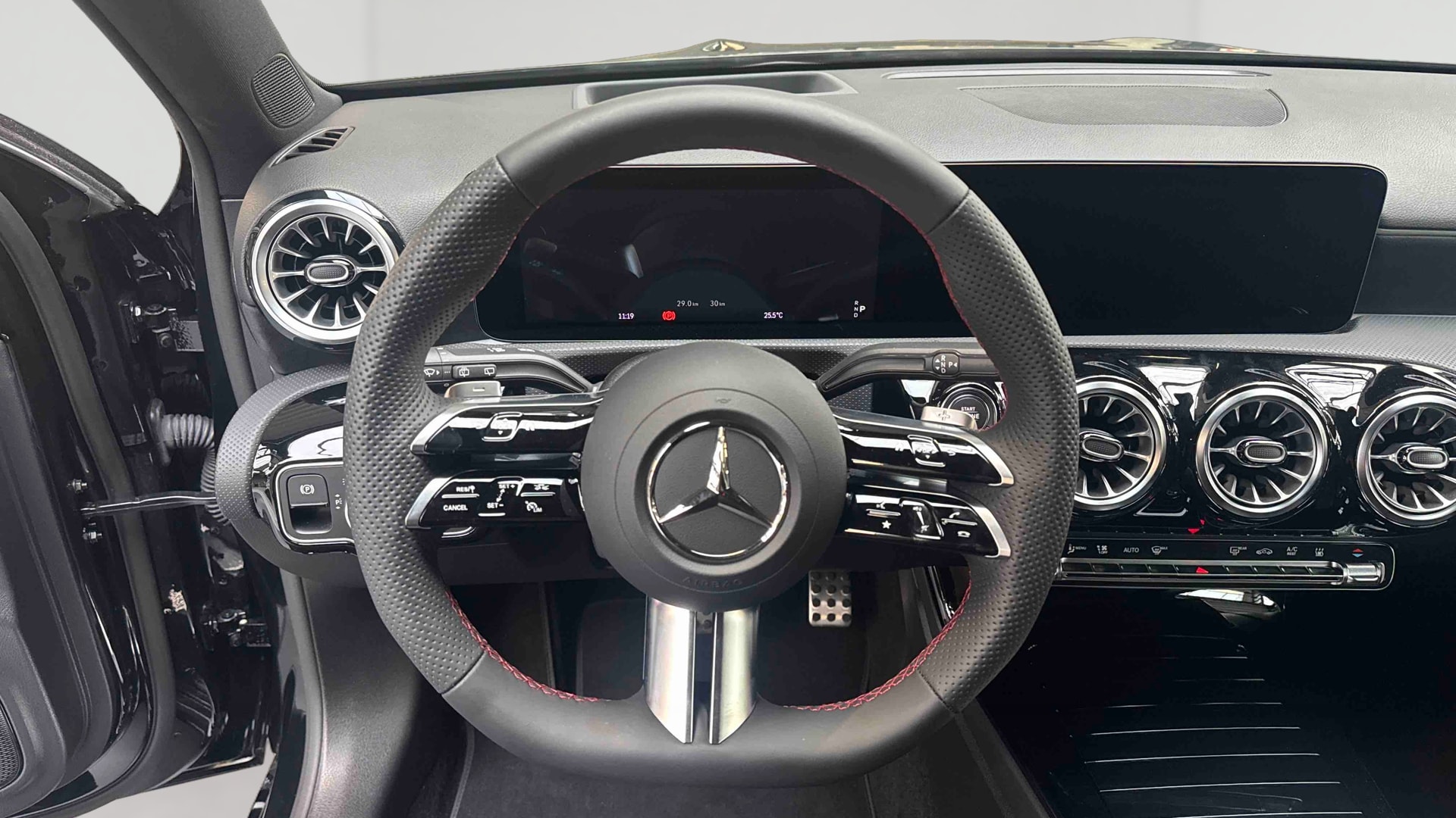 Mercedes-Benz Classe A 250 e Hybrid EQ Edition 140 — Poste de pilotage