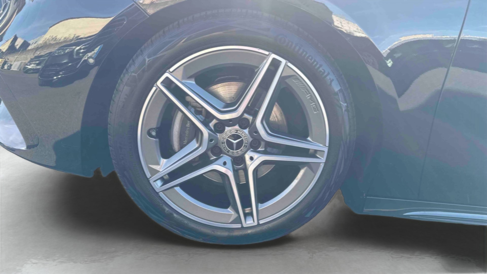 Mercedes-Benz Classe A 200 d AMG Line — Pneu avant gauche