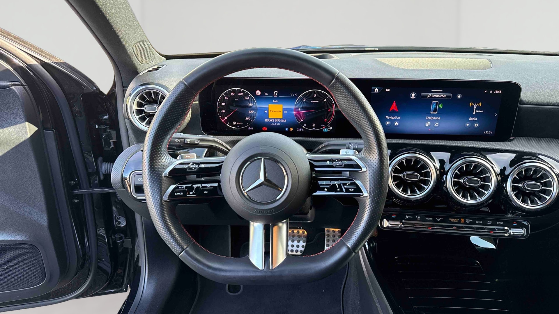 Mercedes-Benz Classe A 200 d AMG Line — Poste de pilotage