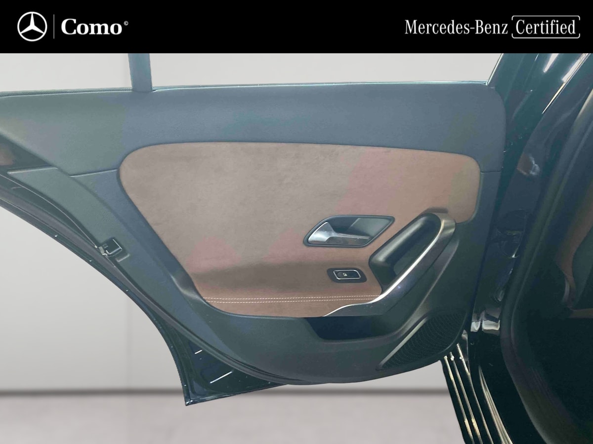 Mercedes-Benz Classe A 180 AMG Line — Panneau de porte arrière gauche