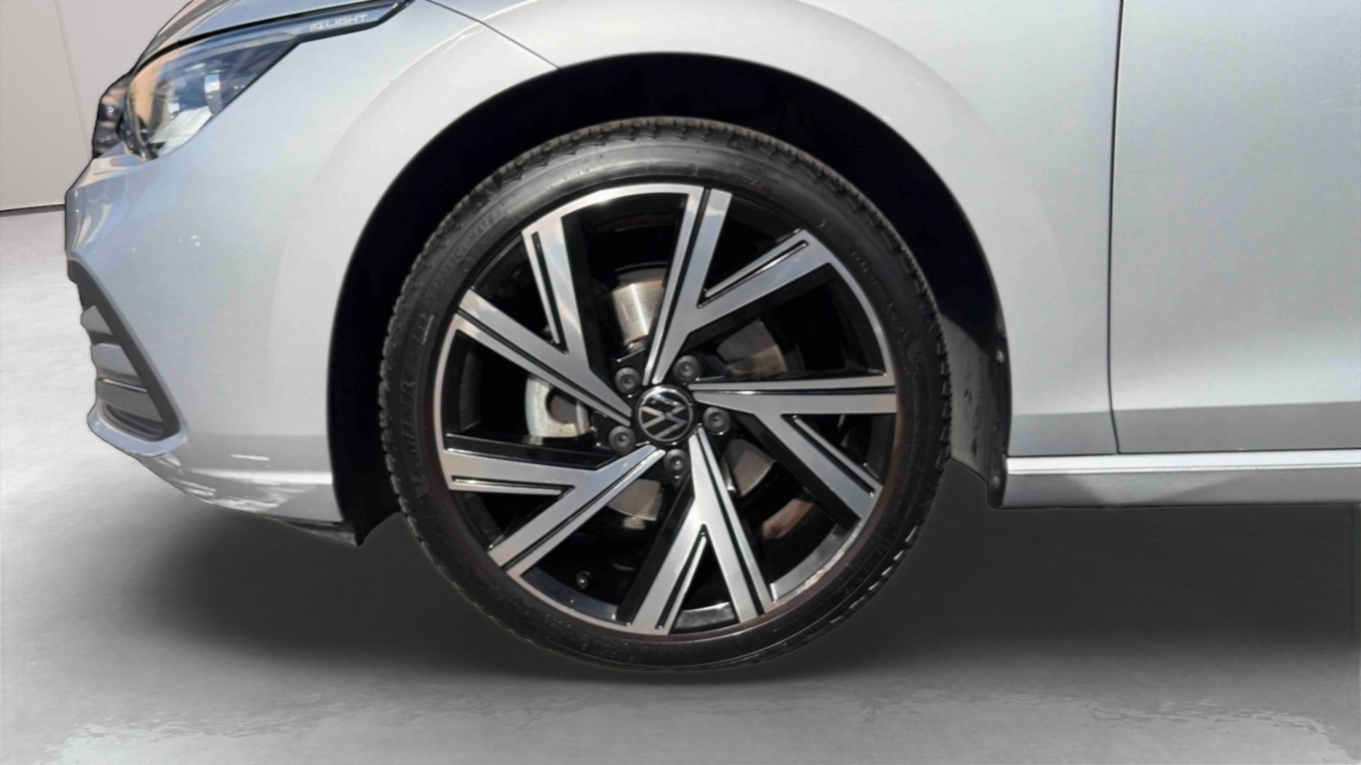 Volkswagen Golf 1.5 eTSI OPF 150 DSG7 Style 1st — Pneu avant gauche