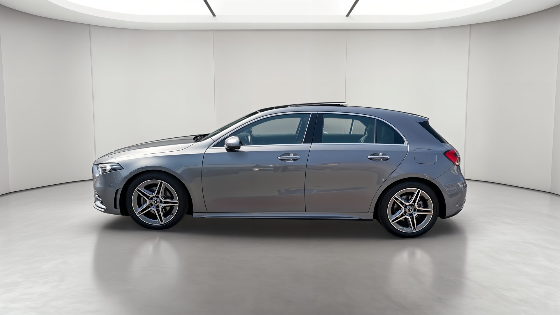 Mercedes-Benz Classe A 200 7G-DCT AMG Line — Profil gauche