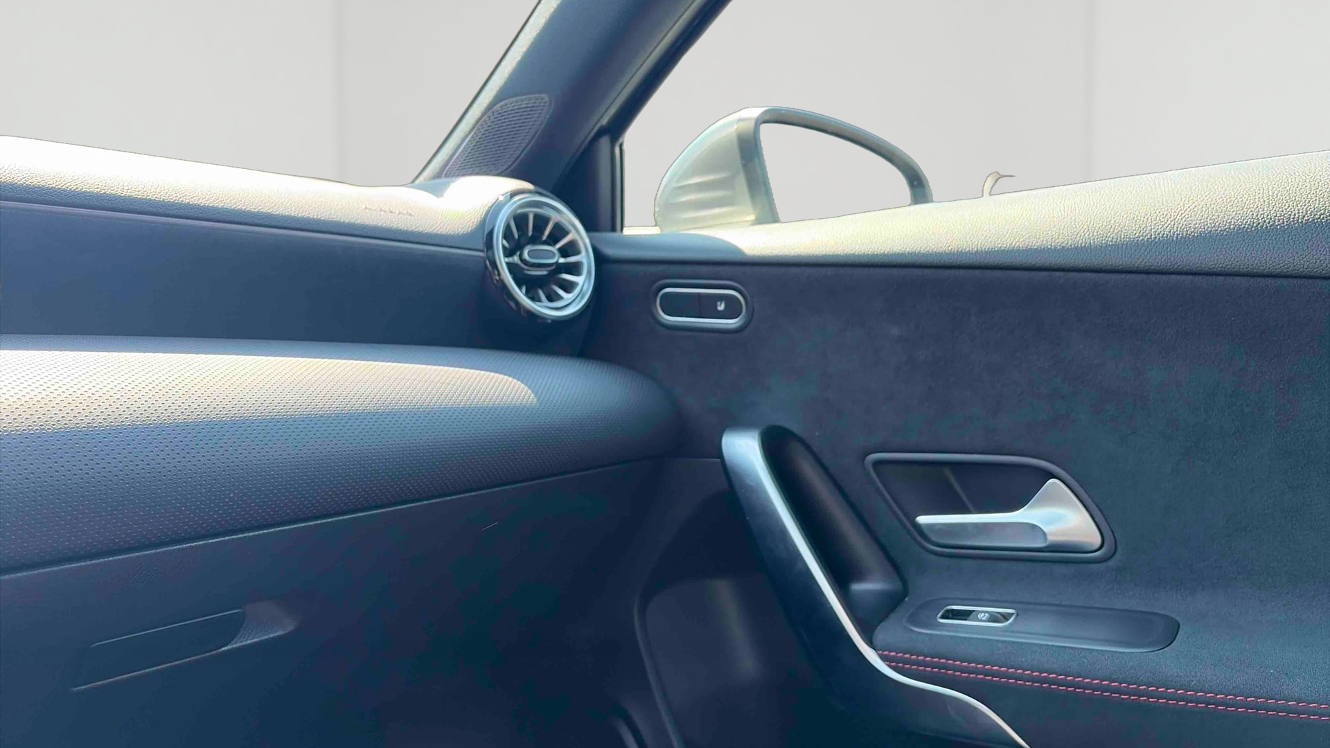 Mercedes-Benz Classe A 200 7G-DCT AMG Line — photo 17