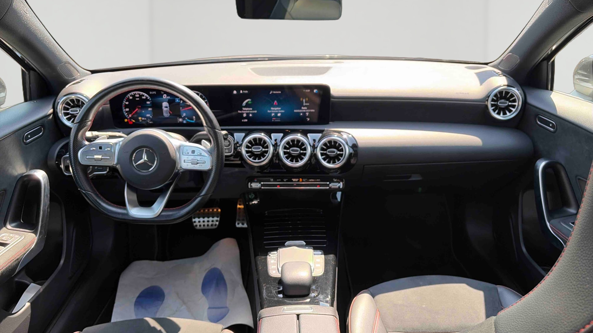 Mercedes-Benz Classe A 200 7G-DCT AMG Line — Planche de bord