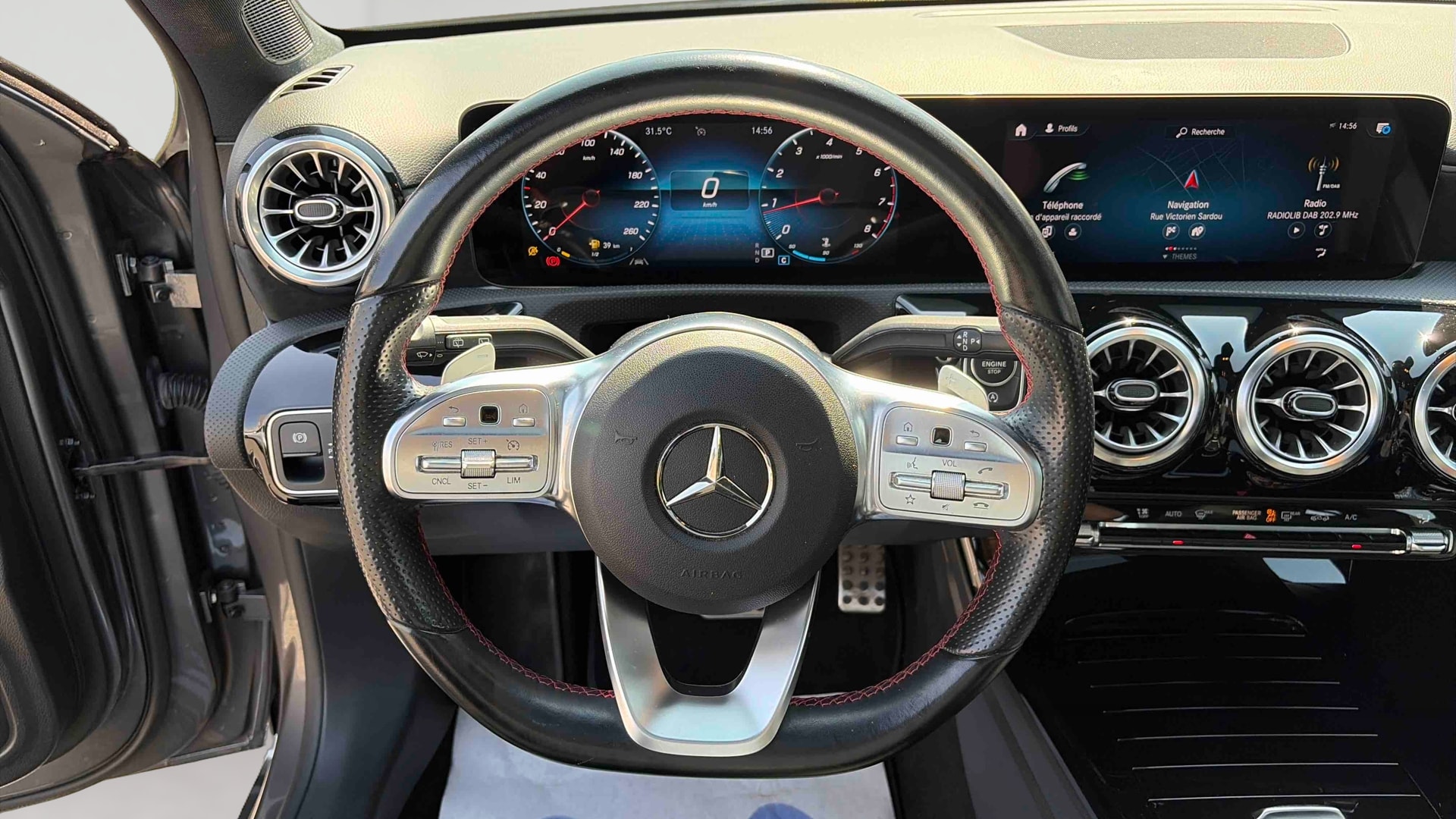 Mercedes-Benz Classe A 200 7G-DCT AMG Line — Poste de pilotage
