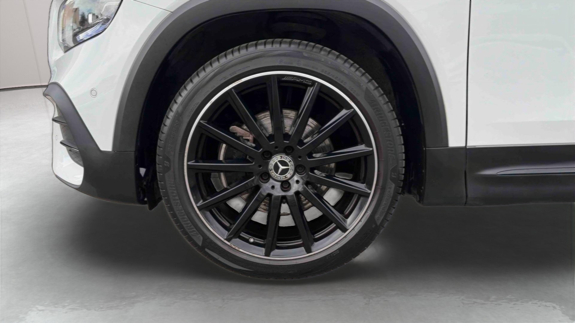Mercedes-Benz GLB 200 d 8G-DCT AMG Line — Pneu avant gauche
