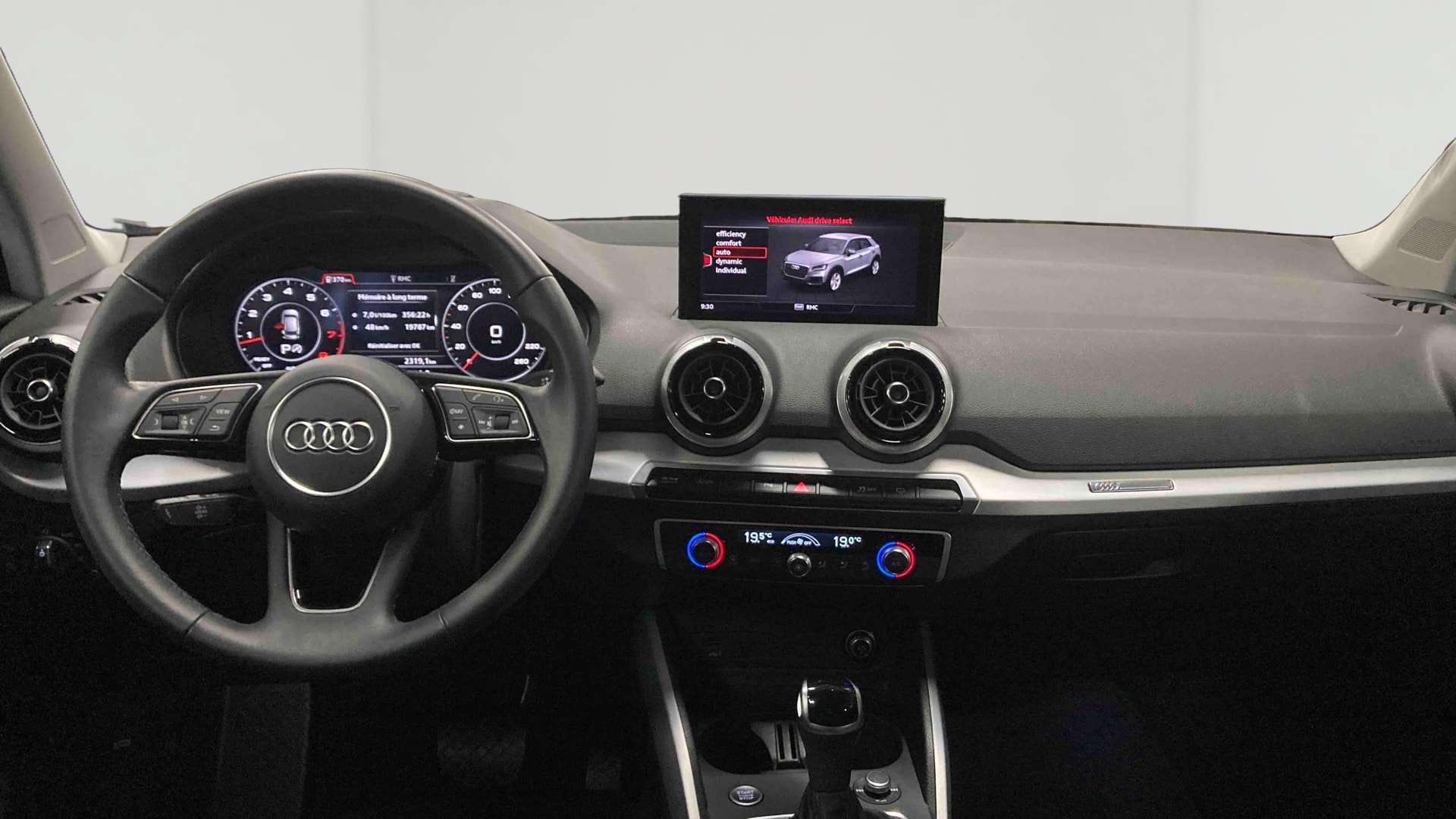 Audi Q2 35 TFSI 150 S tronic 7 Advanced — Planche de bord