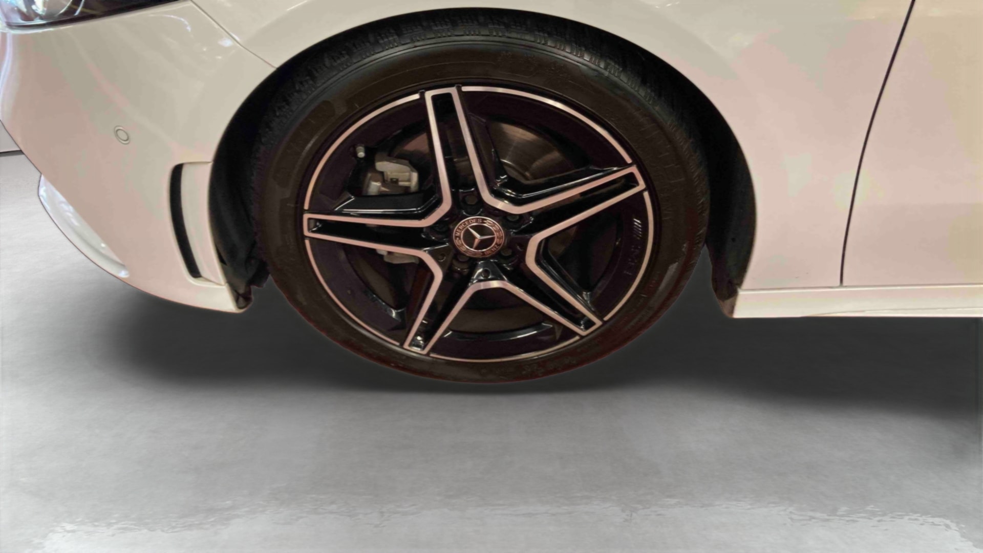 Mercedes-Benz Classe A 180 7G-DCT AMG Line — Pneu avant gauche