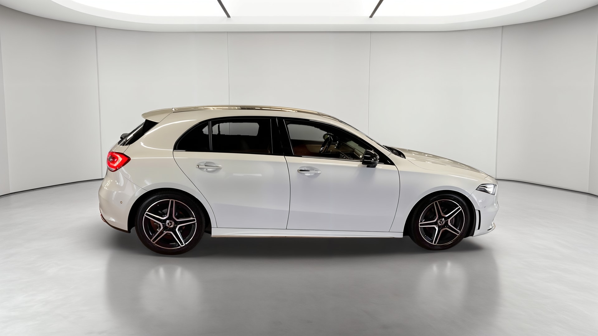 Mercedes-Benz Classe A 180 7G-DCT AMG Line — Profil droit