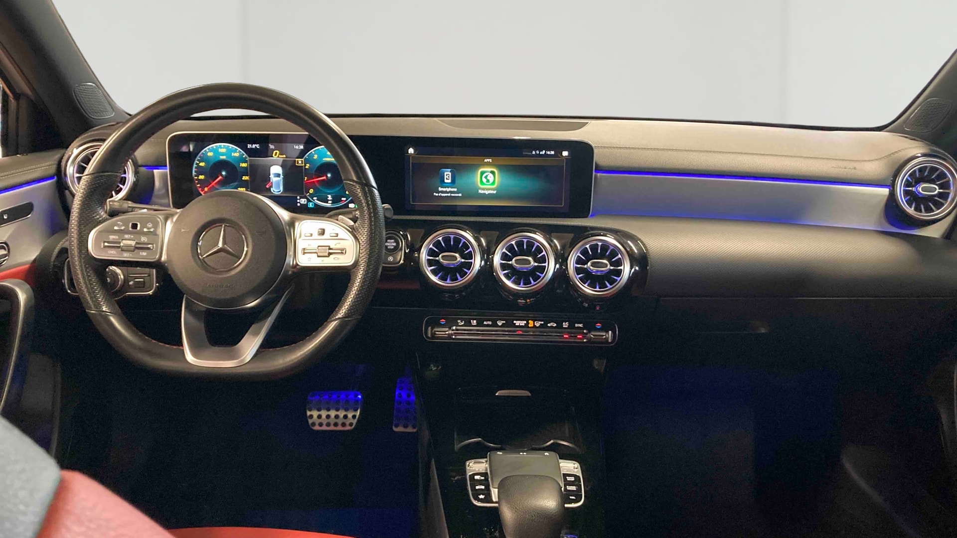 Mercedes-Benz Classe A 180 7G-DCT AMG Line — Planche de bord
