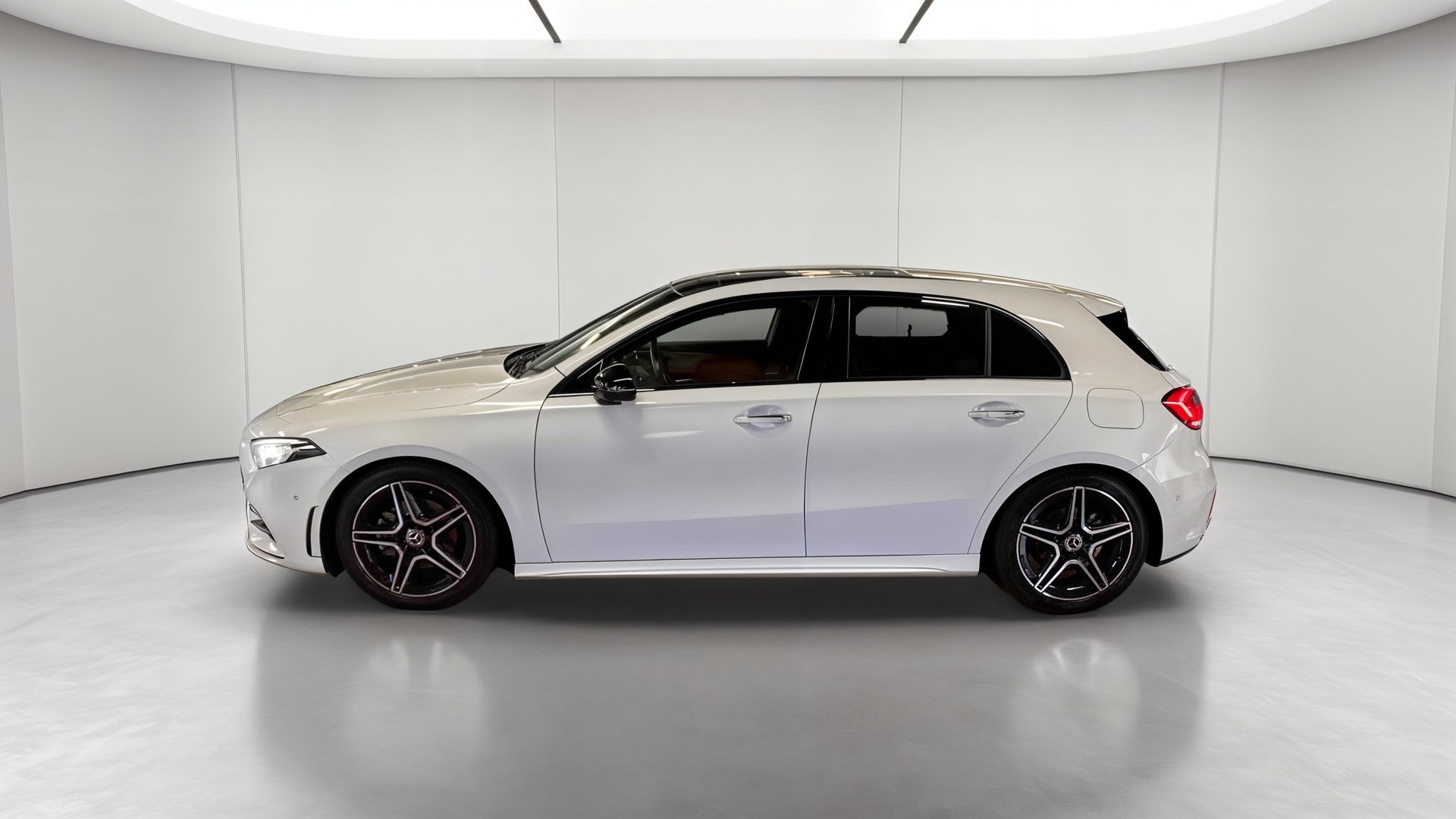Mercedes-Benz Classe A 180 7G-DCT AMG Line — Profil gauche