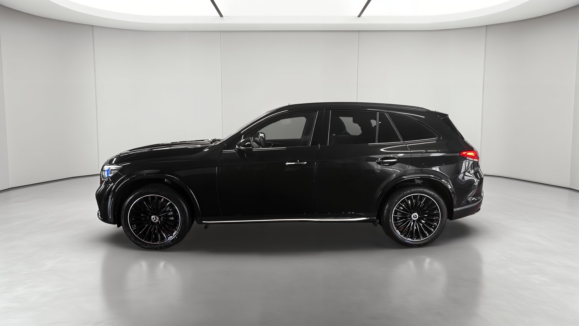 Mercedes-Benz GLC 300 e Hybrid EQ 4Matic AMG Line + — Profil gauche