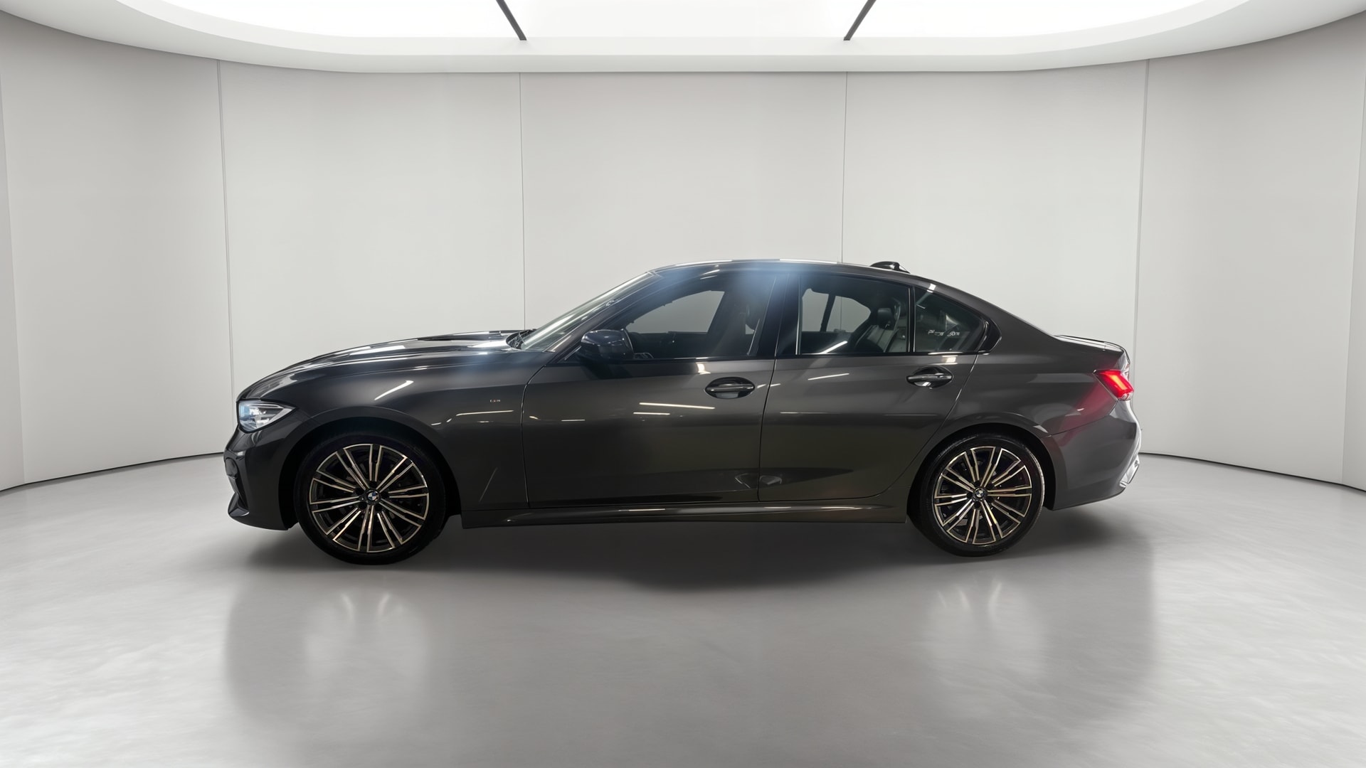 BMW Série 3 318d 150 ch BVA8 Lounge — Profil gauche